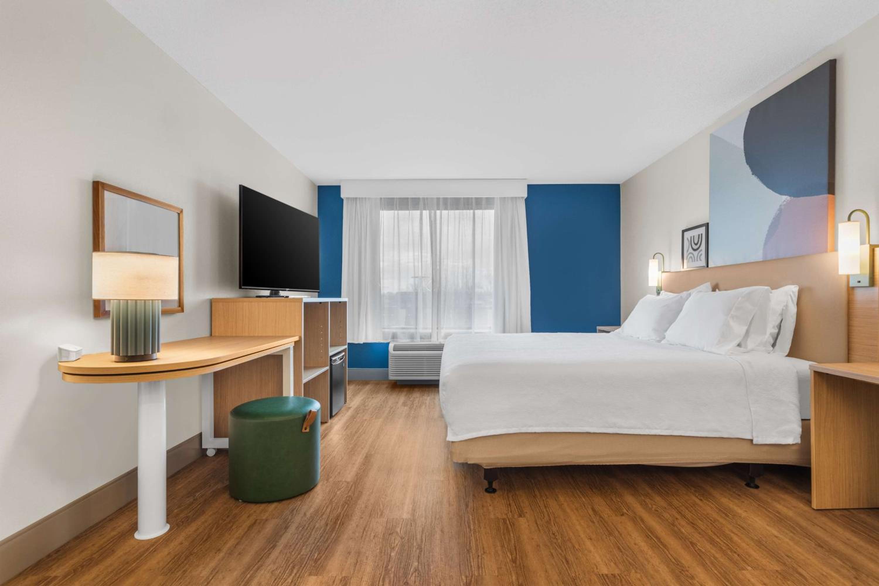 King Room with King Bed - Non-Smoking - Photo 1