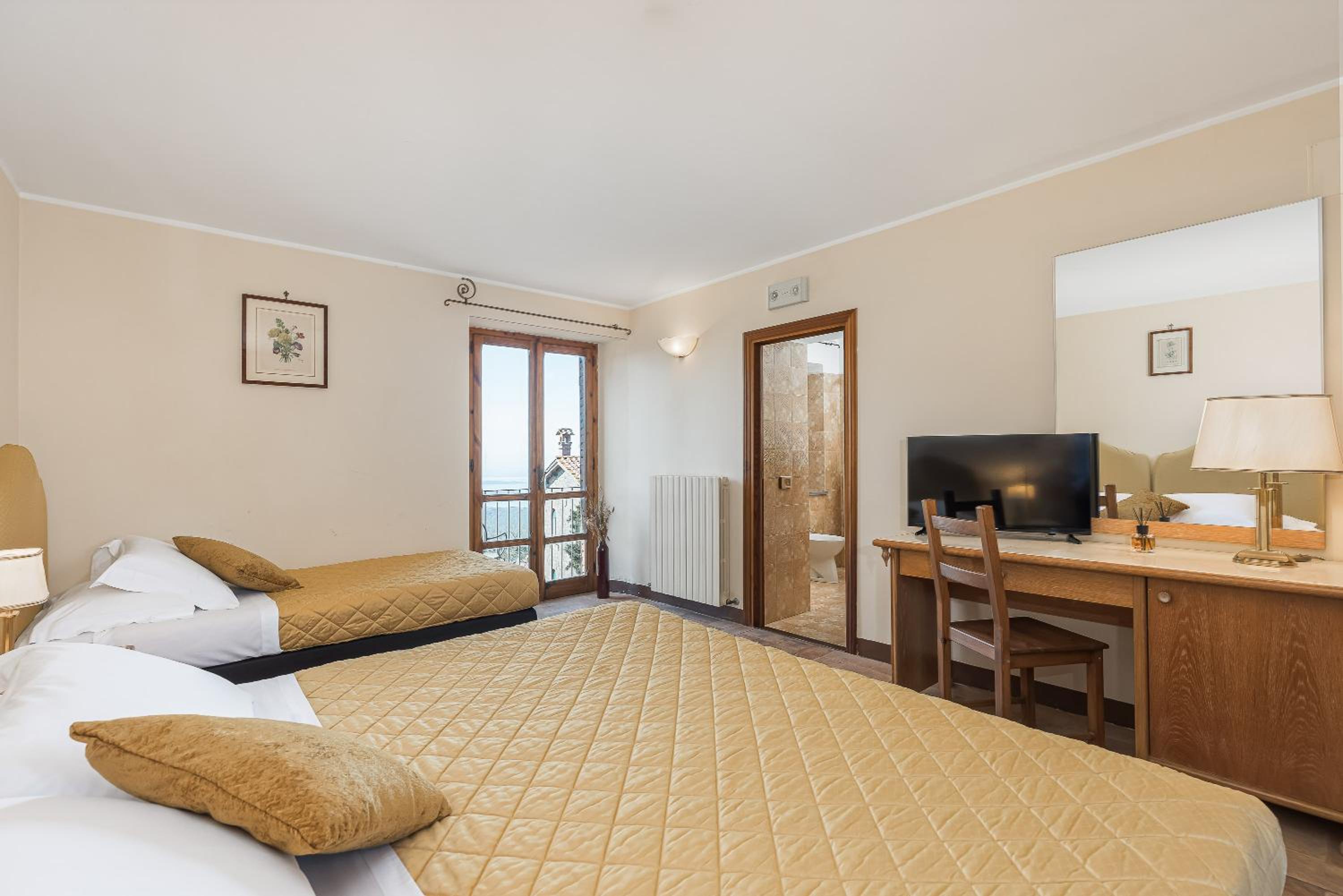 Deluxe Double Room with Terrace photo 3