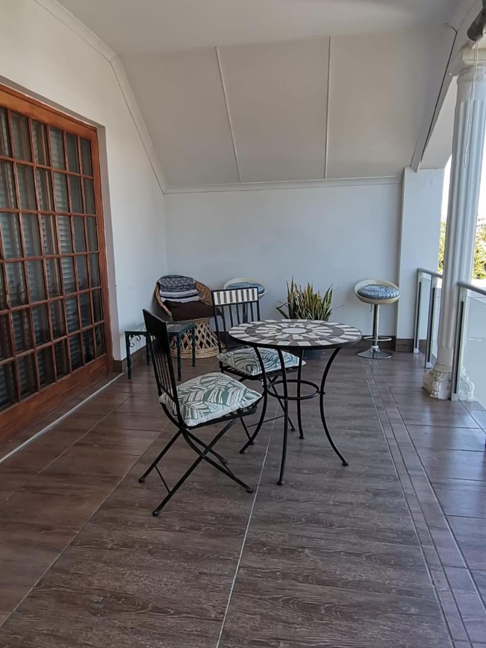 Double Room with Balcony - Photo 3