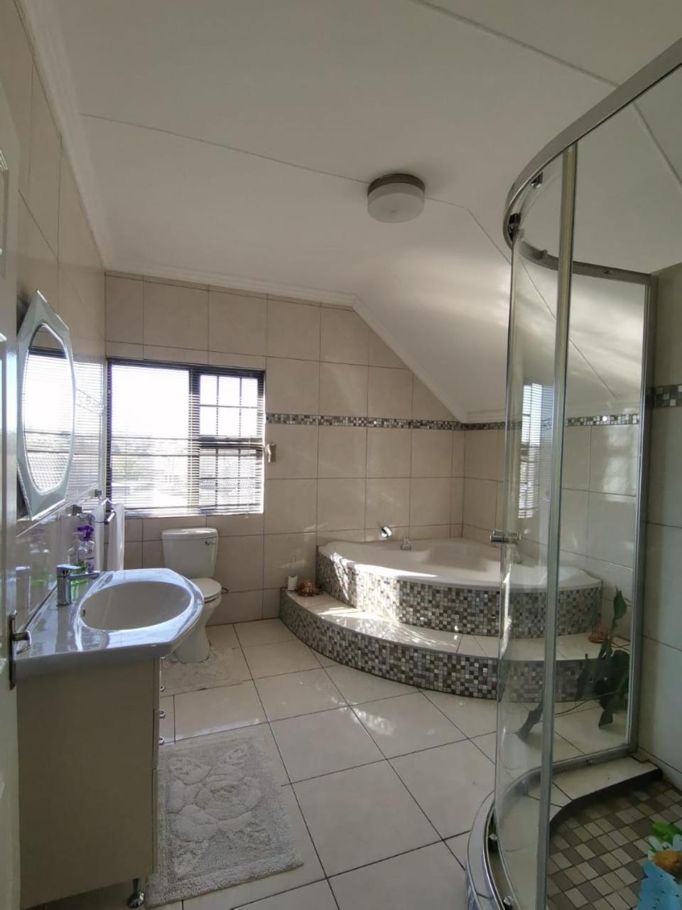 Double Room with Balcony - Photo 5