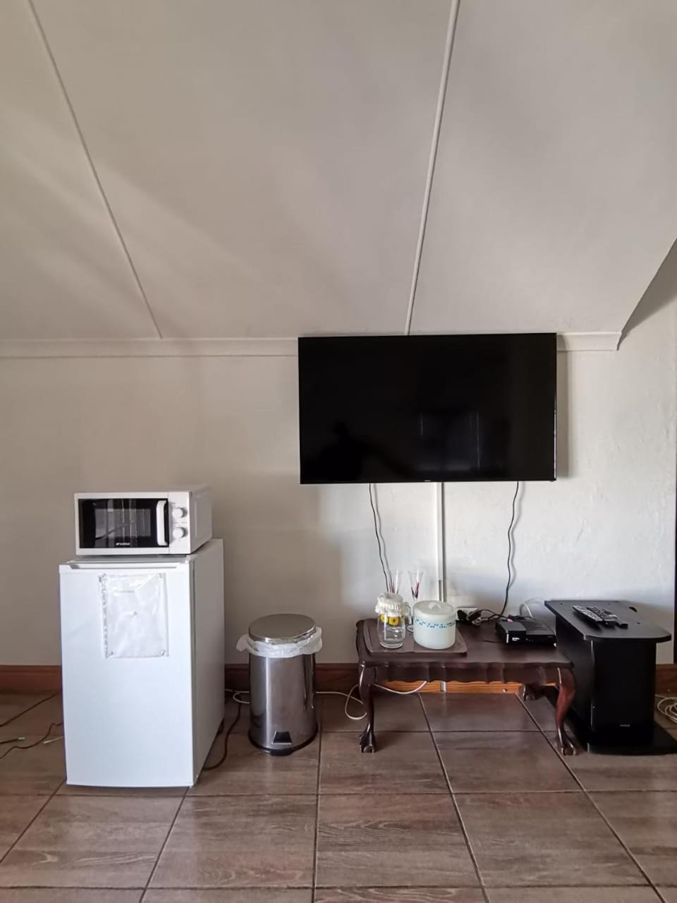 Double Room with Balcony - Photo 4