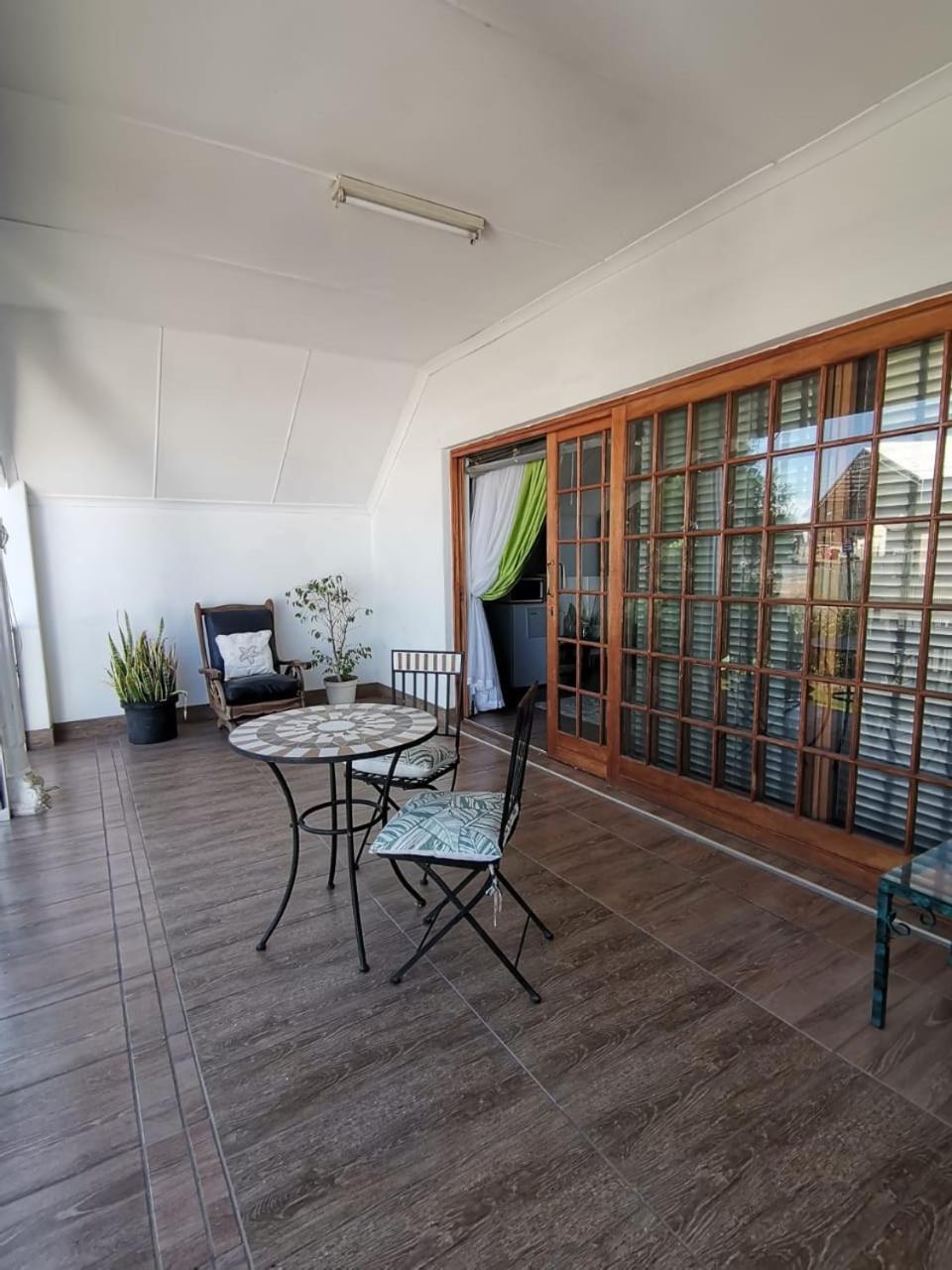 Double Room with Balcony - Photo 9