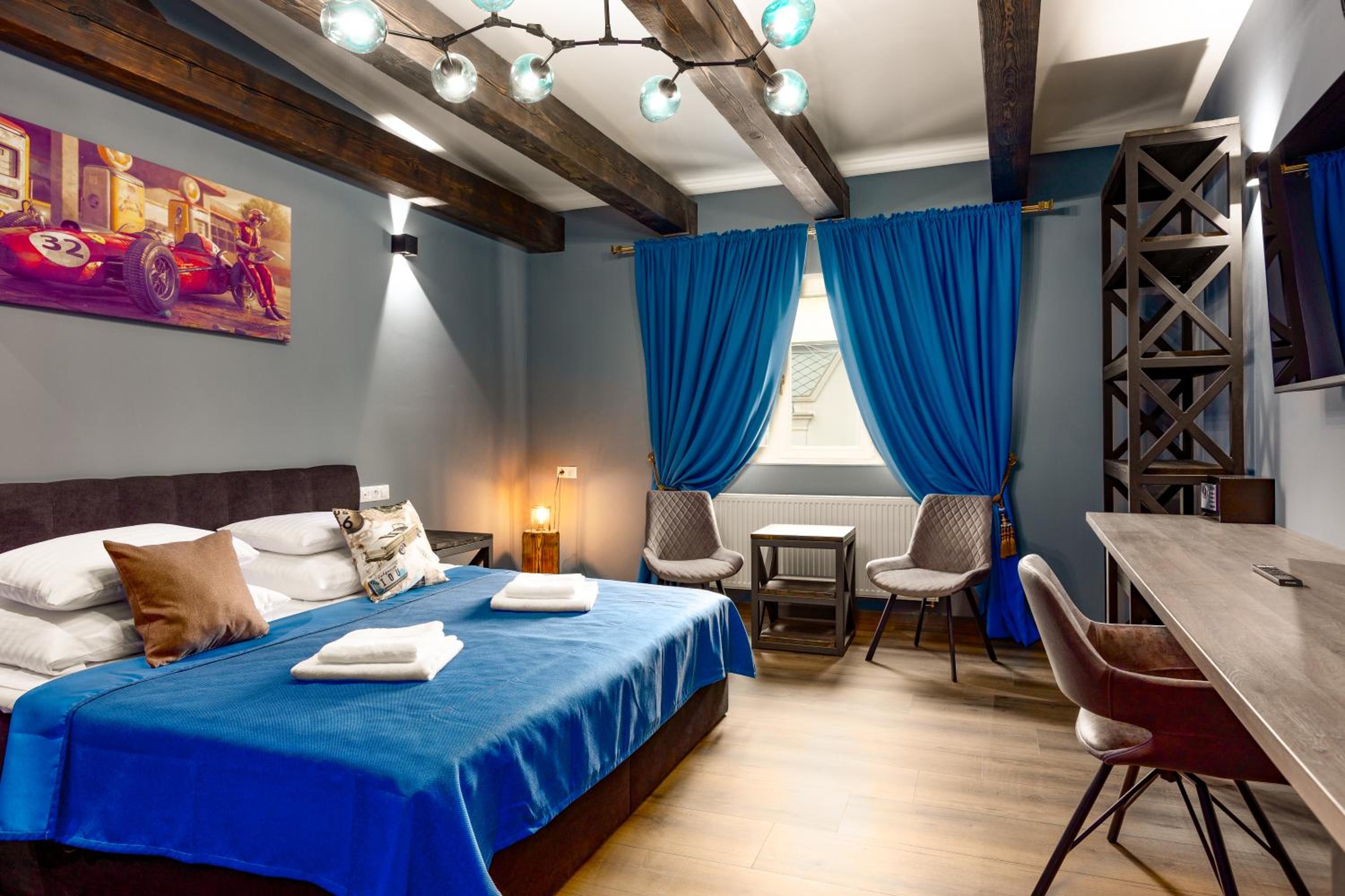 Deluxe One-Bedroom Apartment