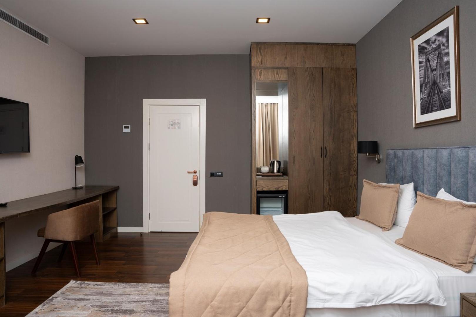Deluxe Double or Twin Room - Photo 7