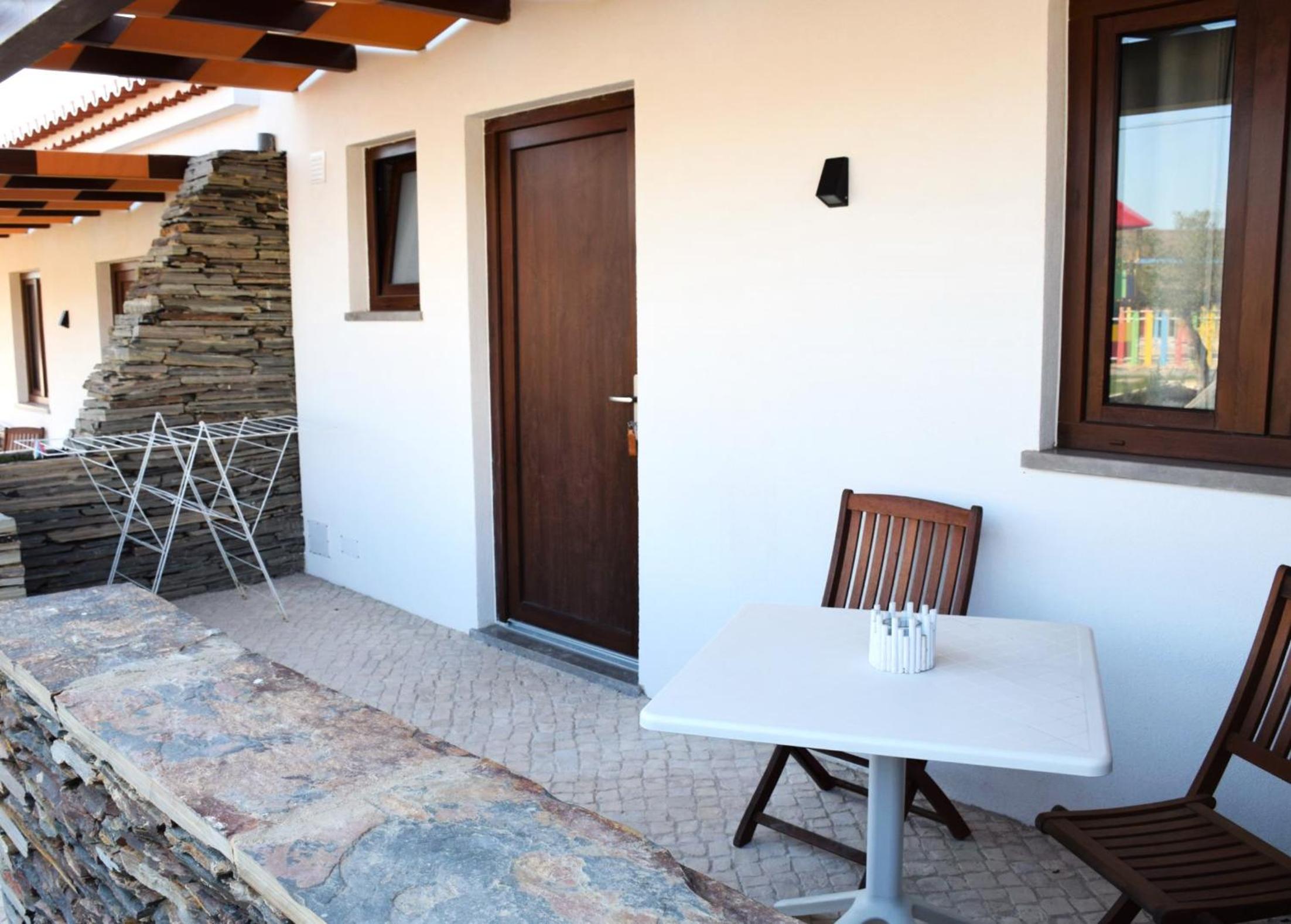 Triple Room with Pool View - Photo 8