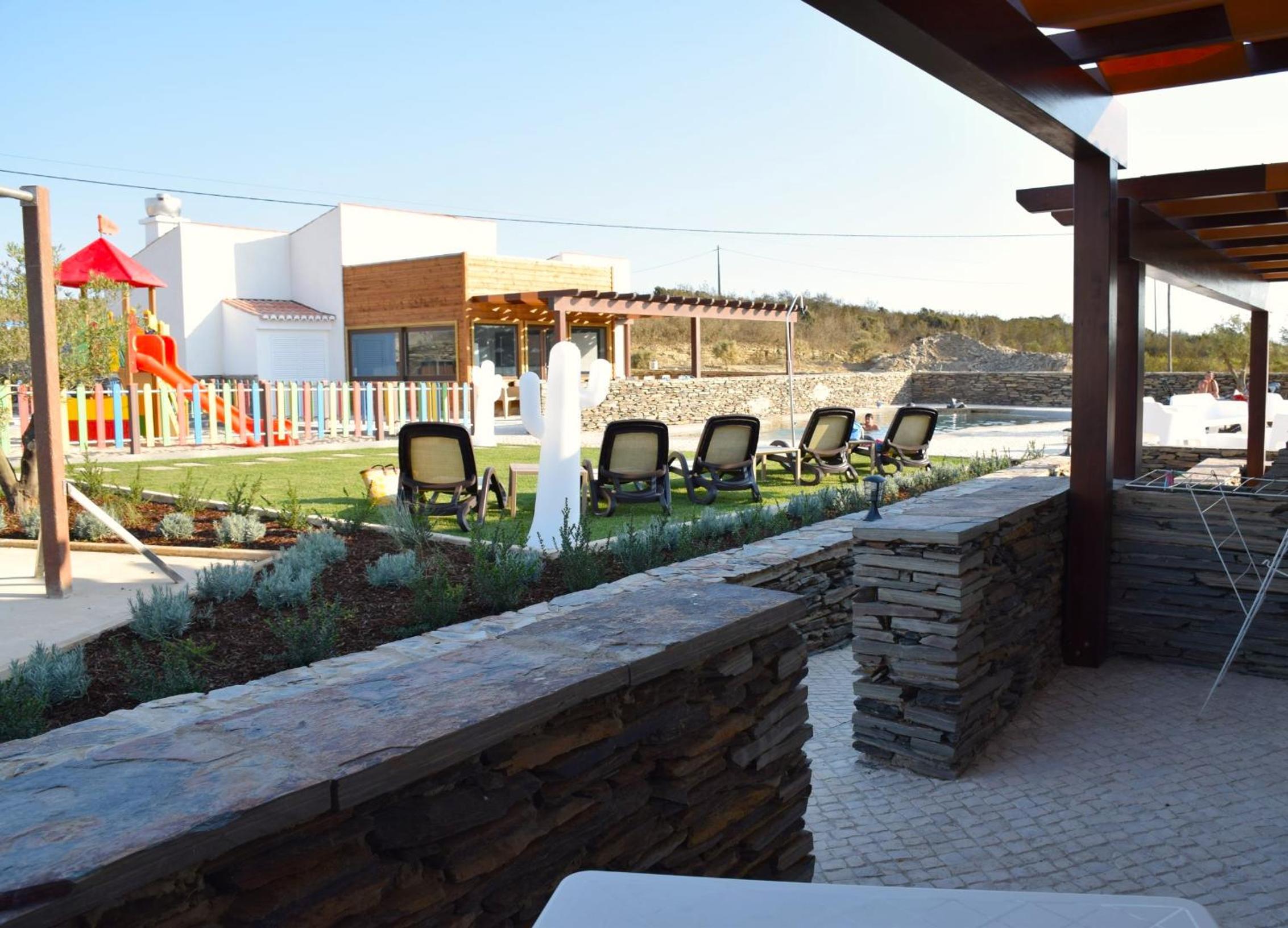 Triple Room with Pool View - Photo 9