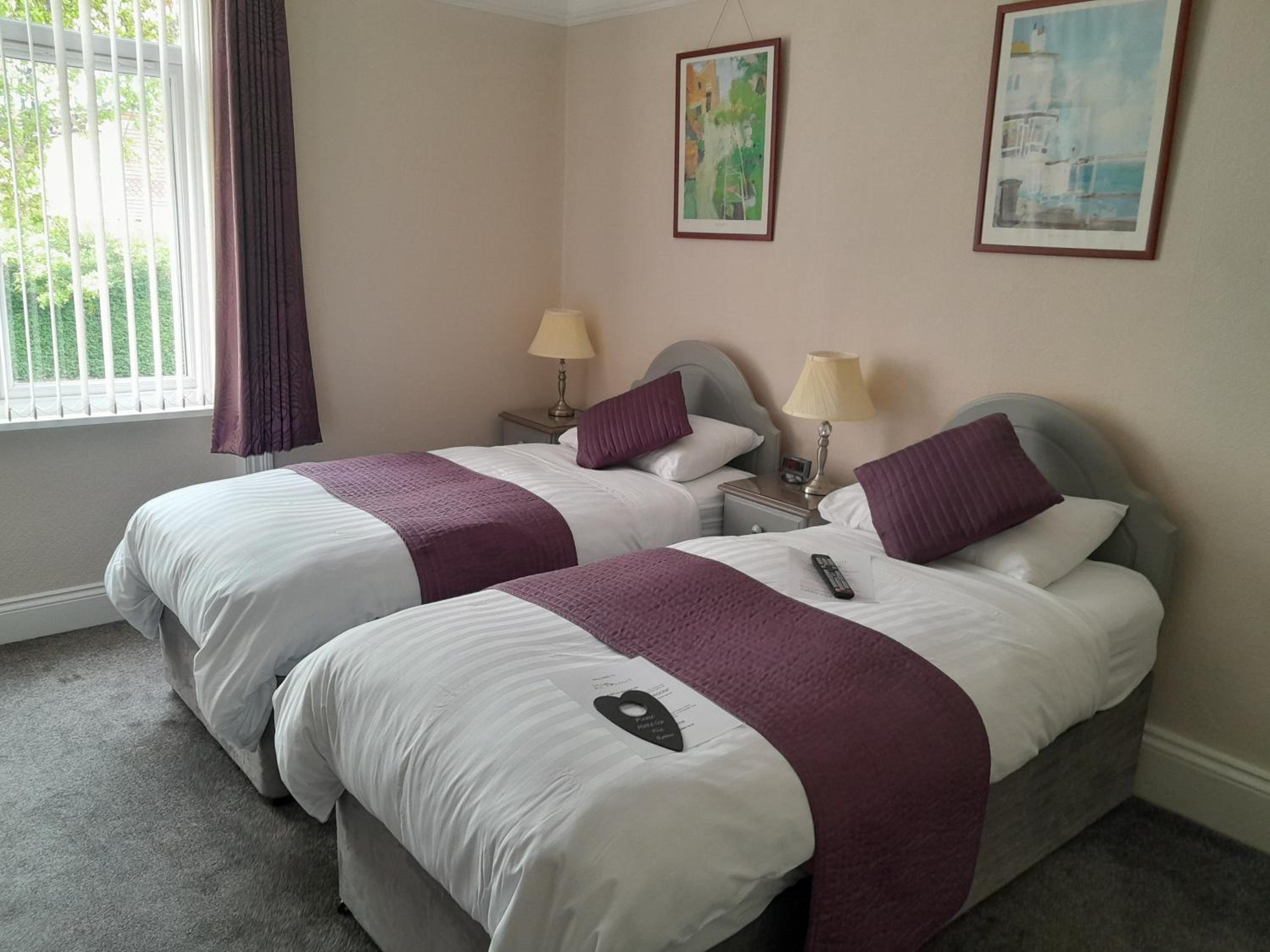 Twin Room - Photo 16