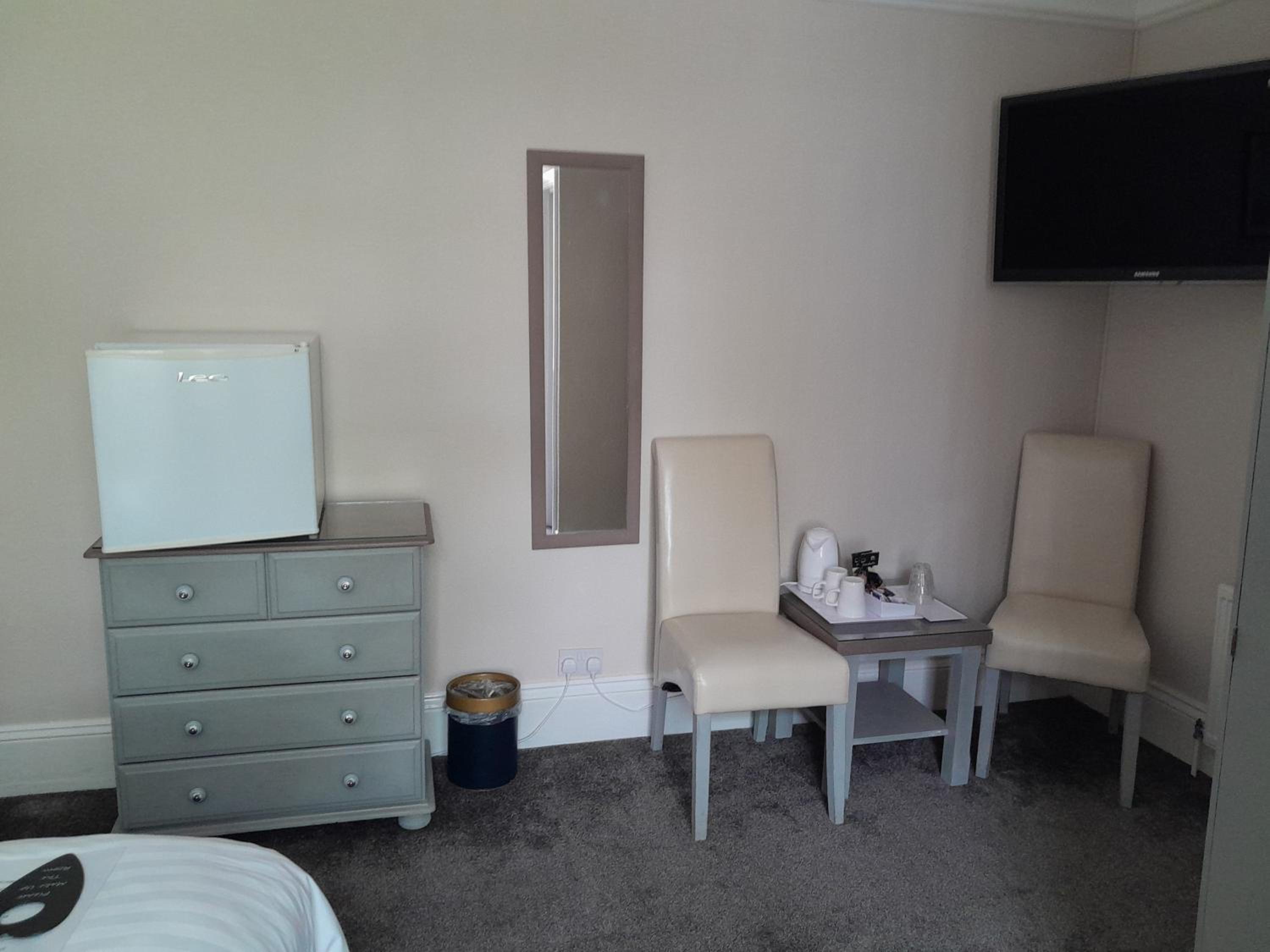 Twin Room - Photo 12