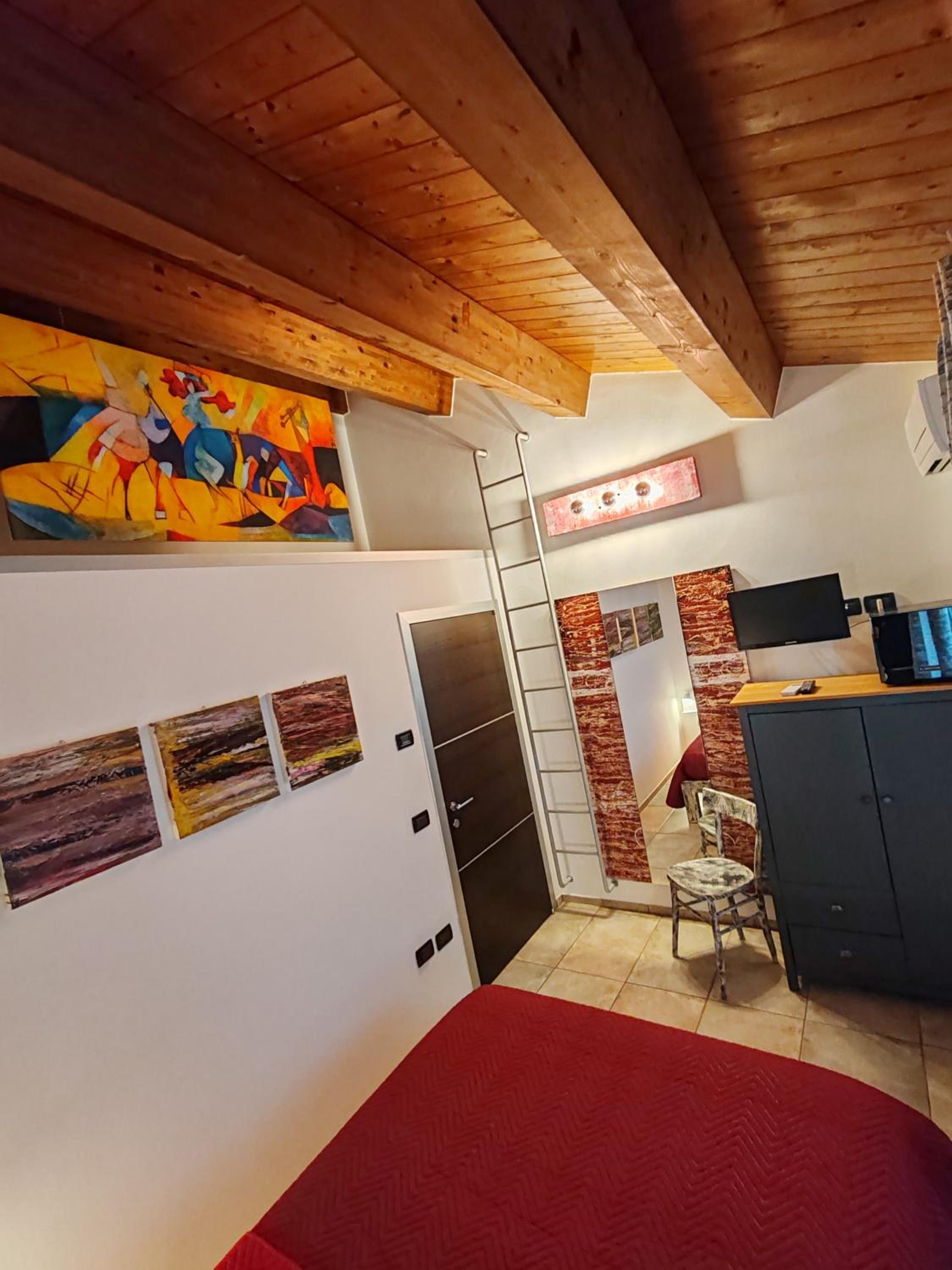 Small Double Room with Private External Bathroom photo 3
