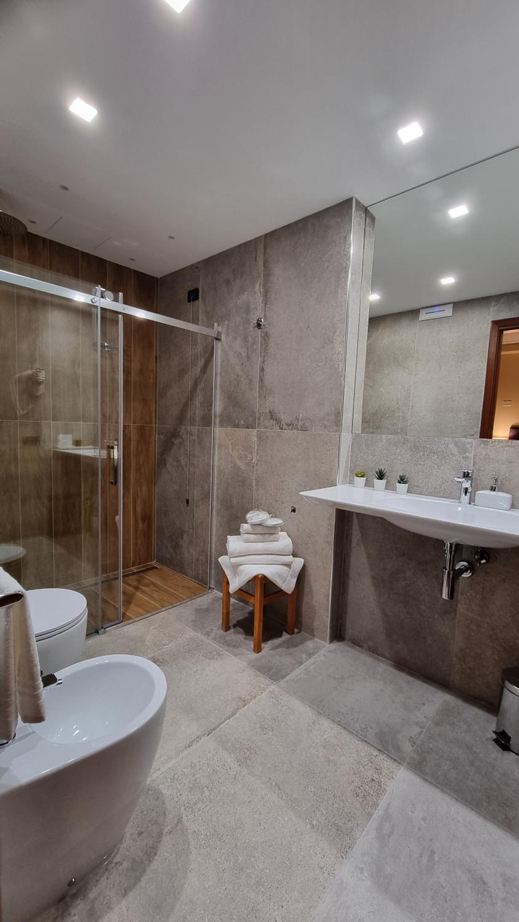 Budget Double Room - Photo 7