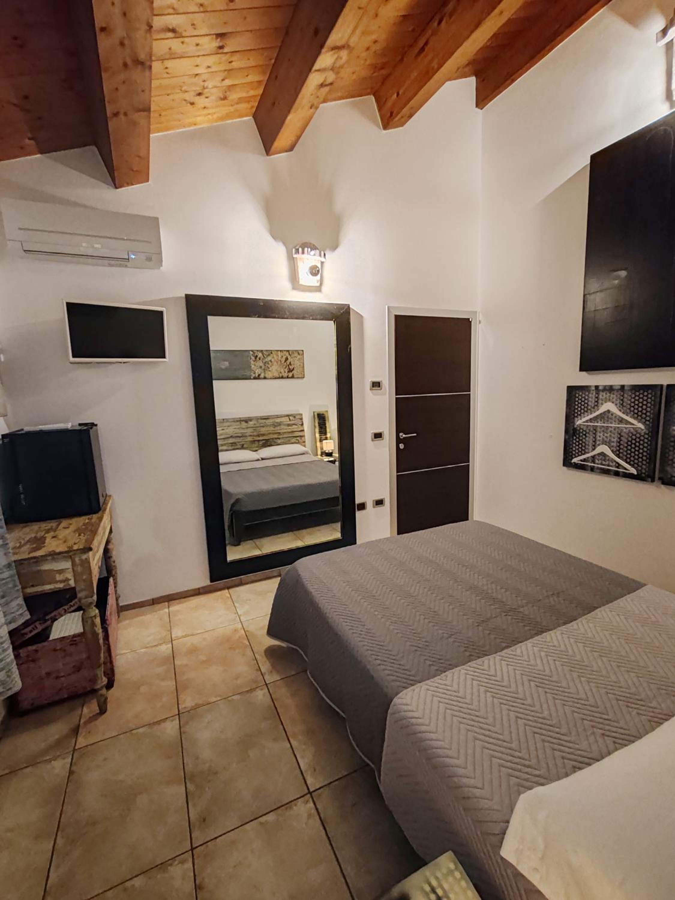 Double Room with Private Bathroom - Photo 8