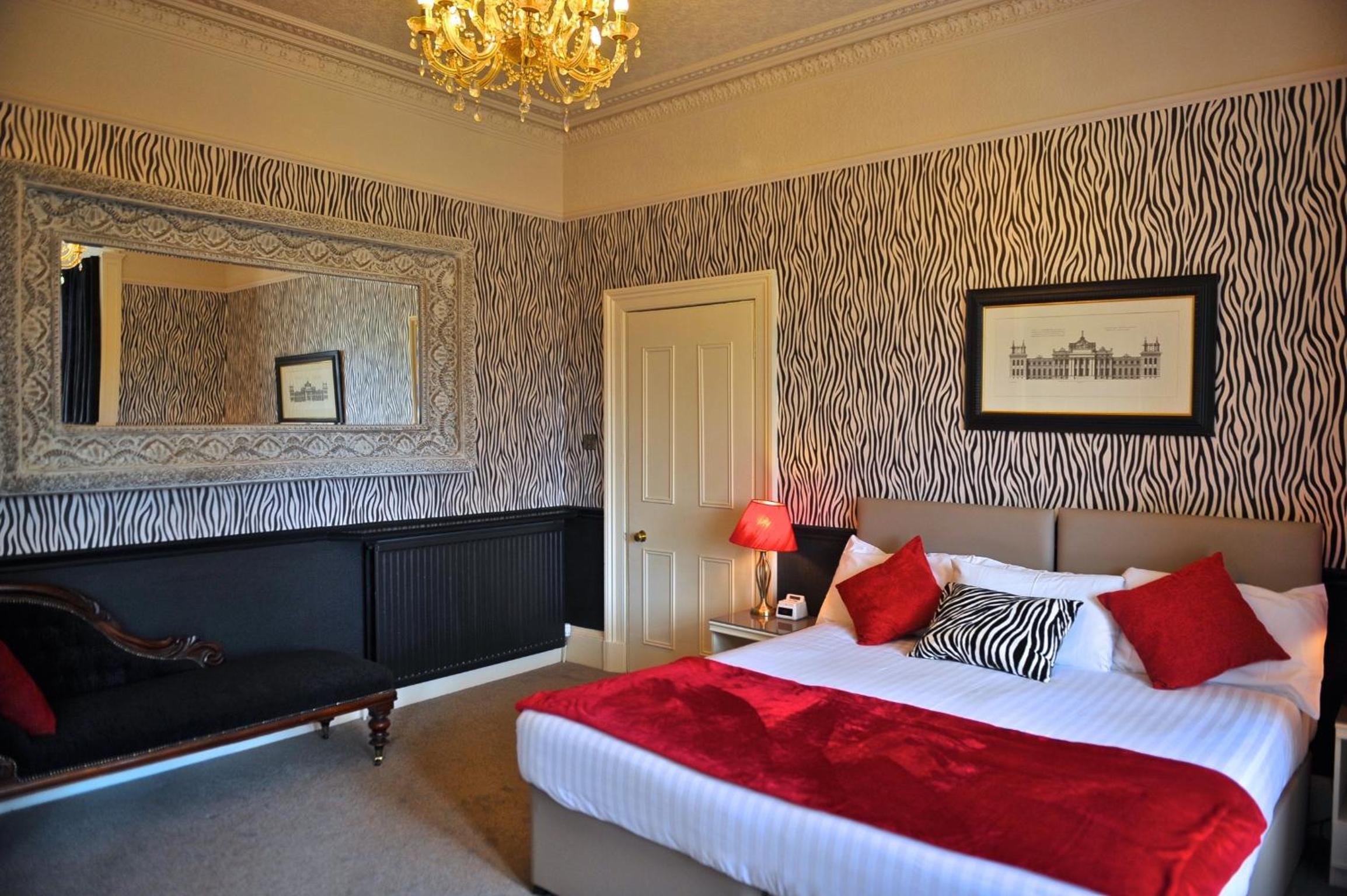 Deluxe King Room - Non-Smoking - Photo 1