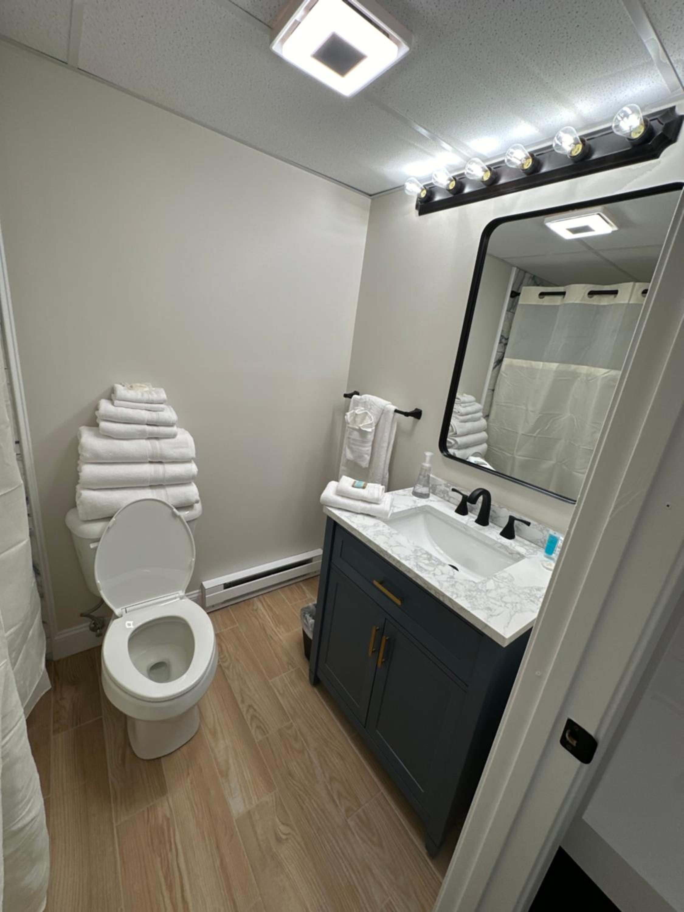 Queen Room photo 2