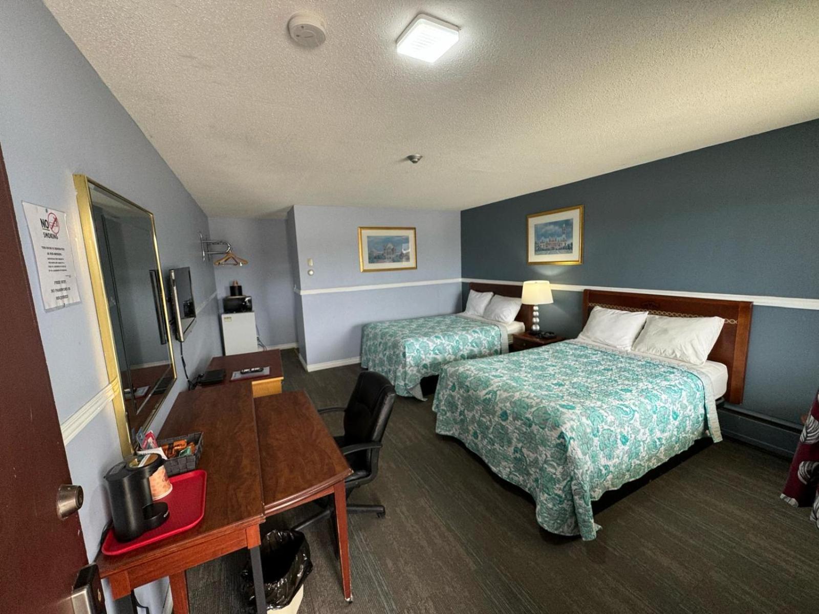 Suite with Two Double Beds - Non-Smoking - Photo 7