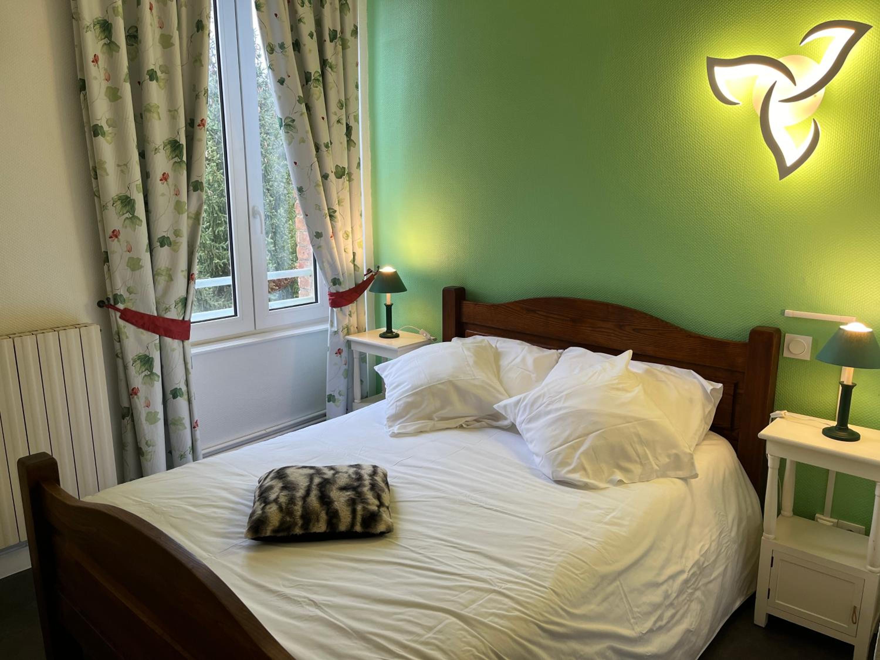 Large Double Room - Photo 1