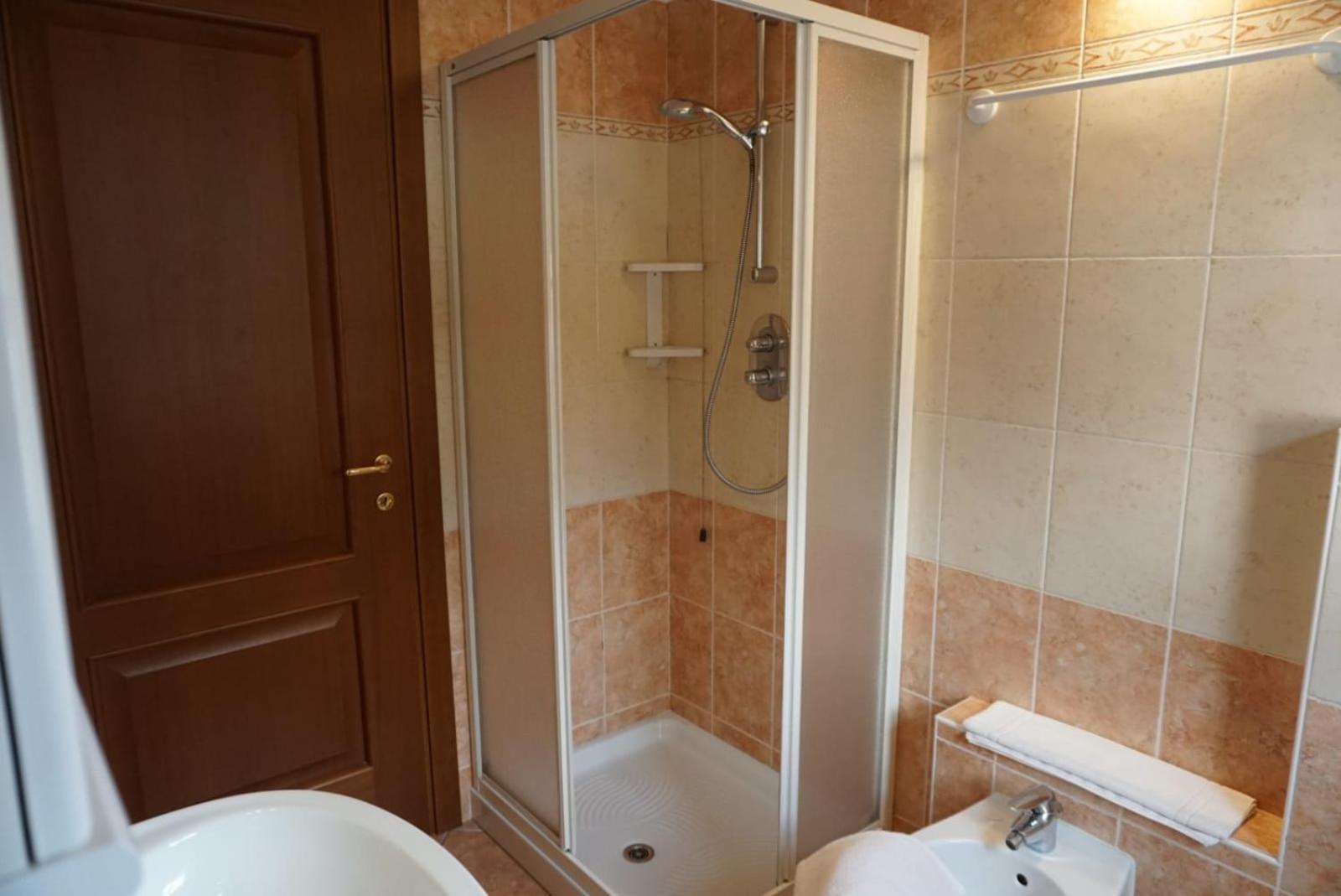 Three-Bedroom Apartment with Balcony photo 3