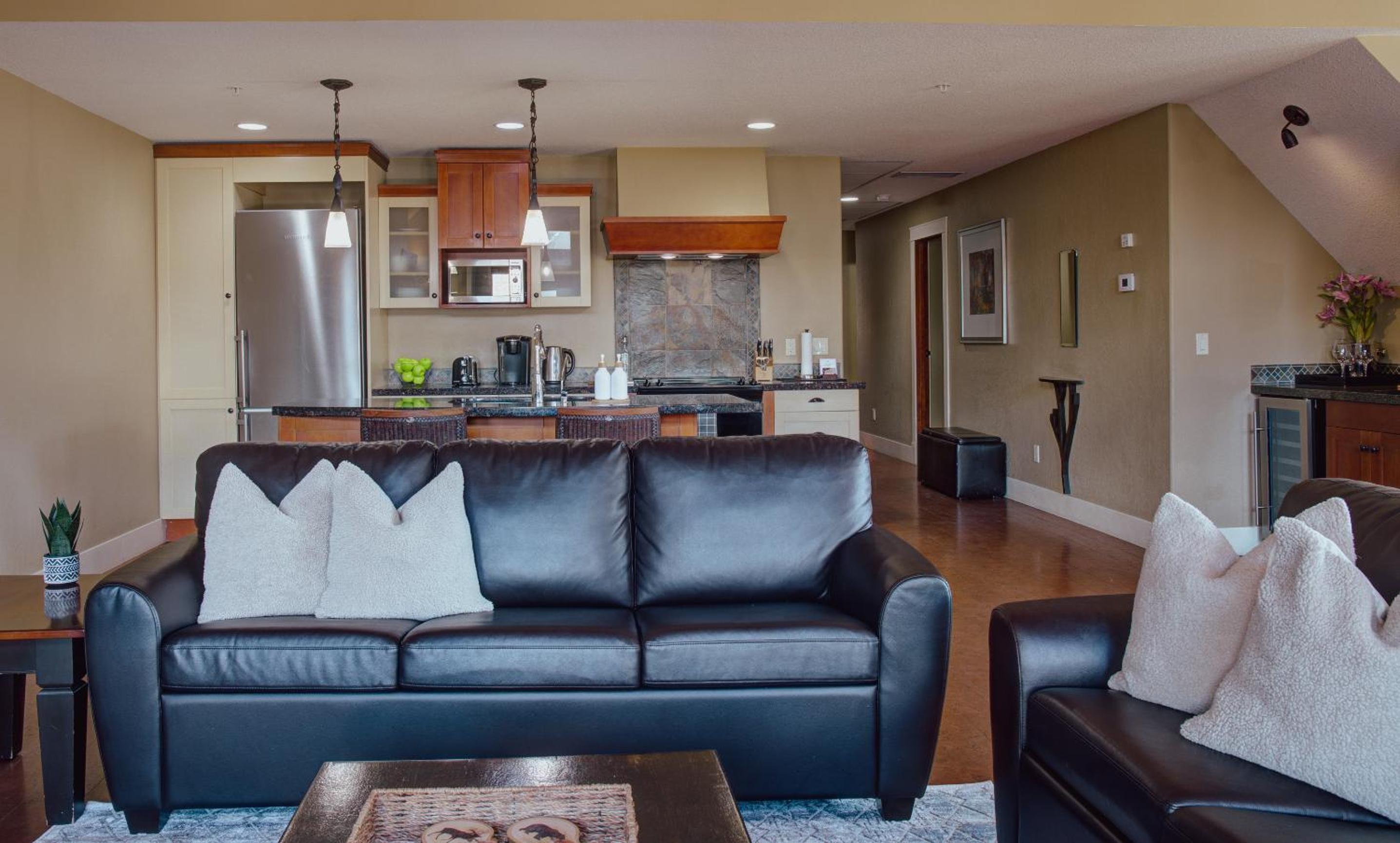 Three-Bedroom Apartment photo 2