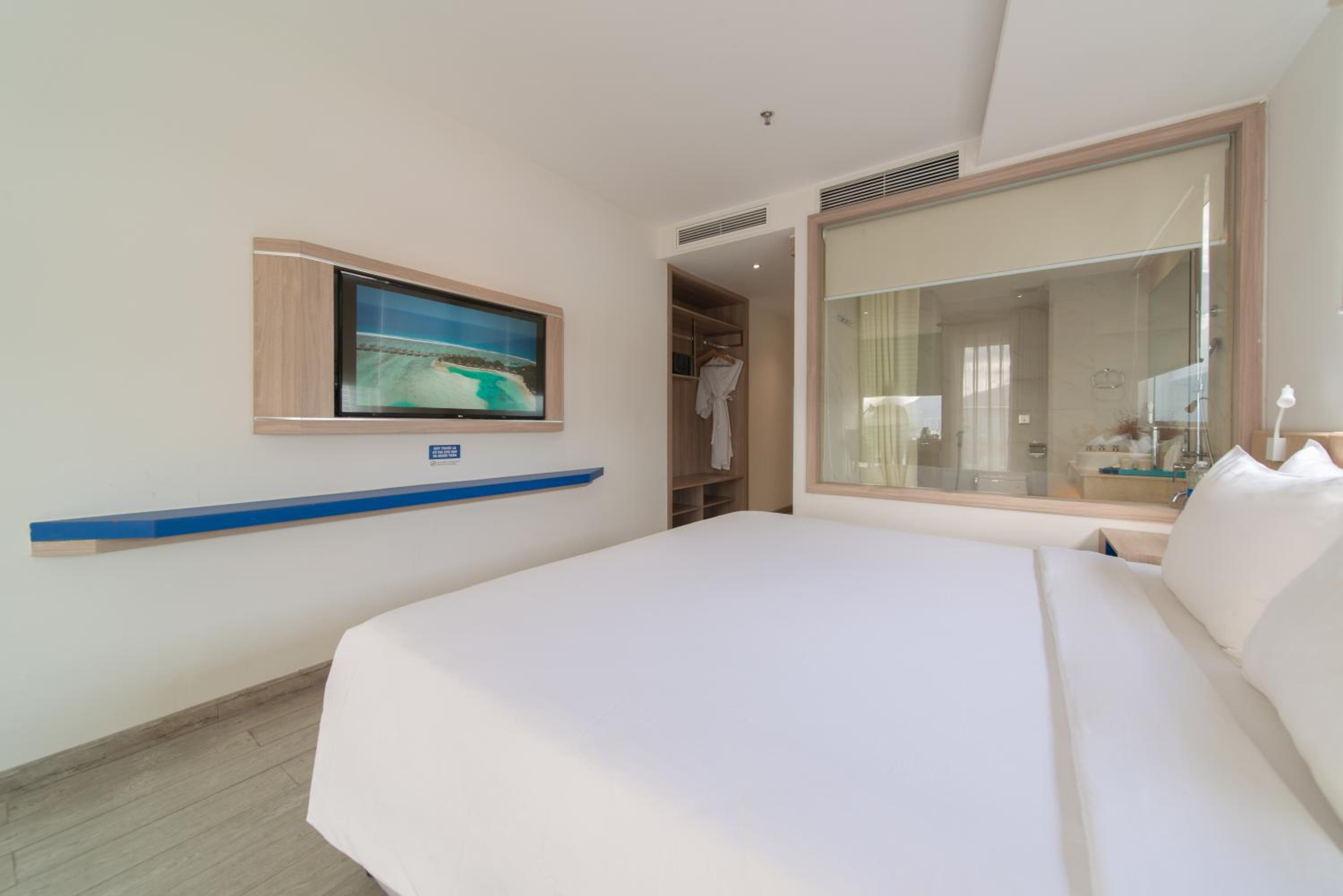 Senior Suite Room - Photo 11