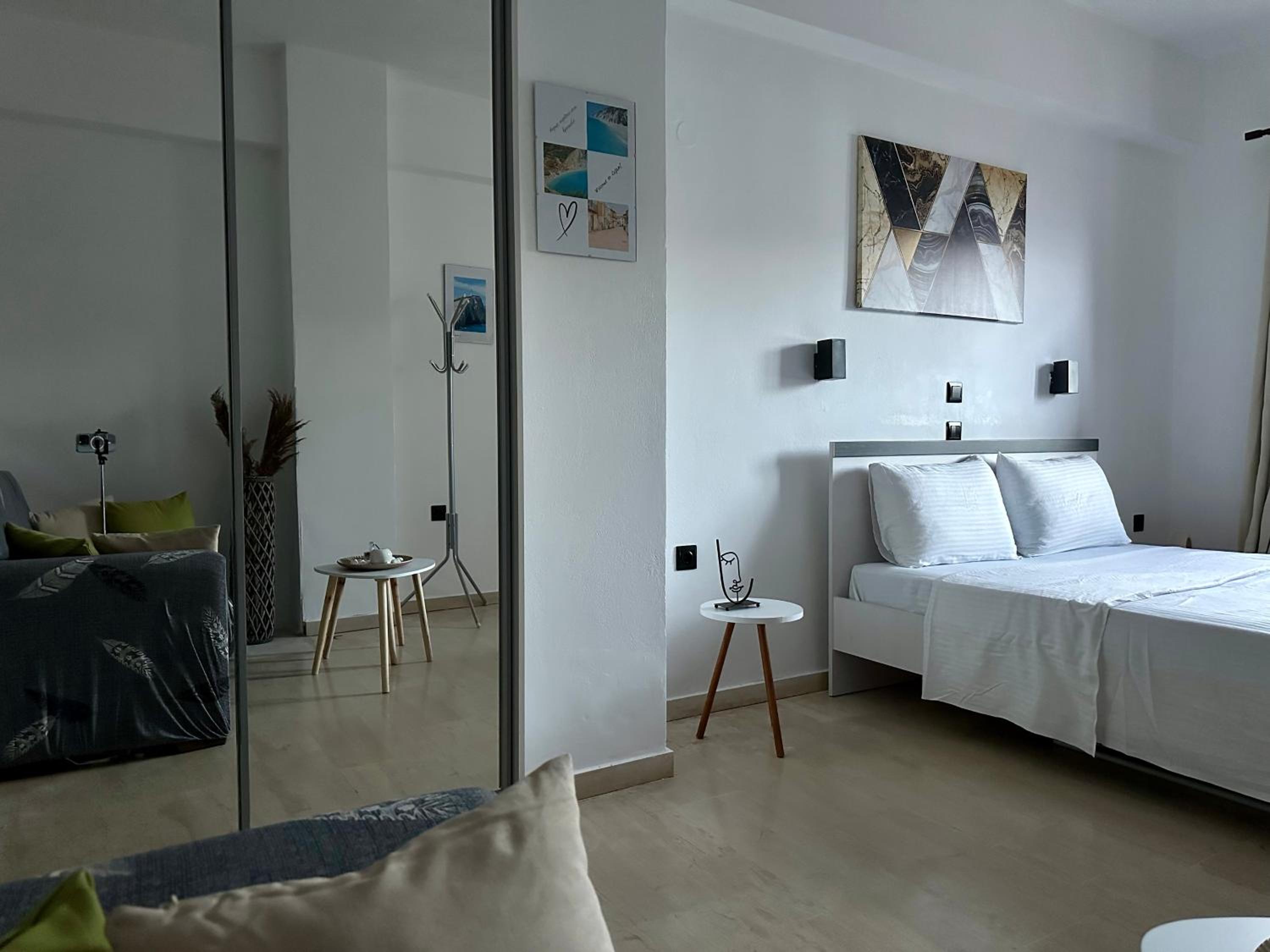One-Bedroom Apartment photo 1