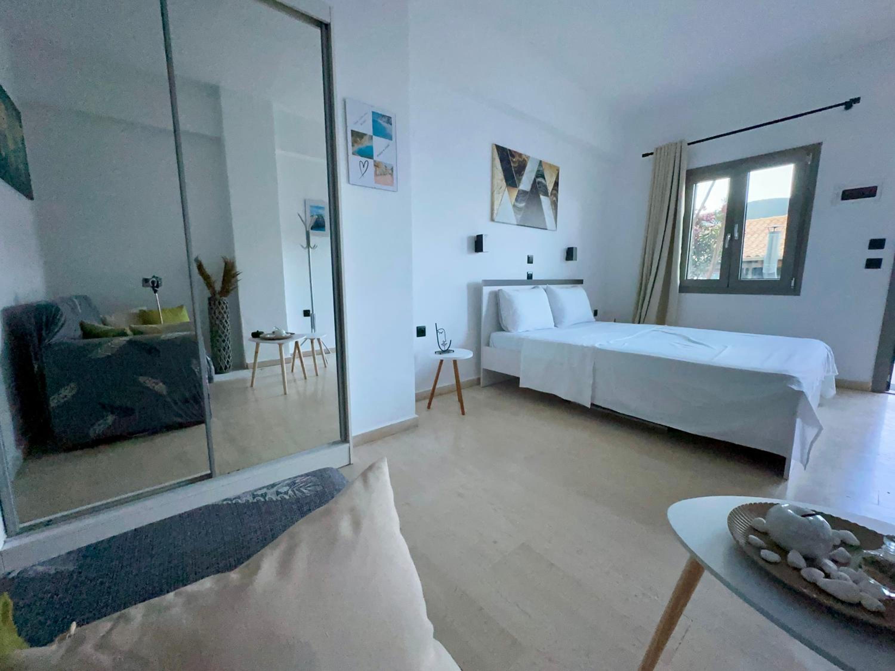 One-Bedroom Apartment photo 2