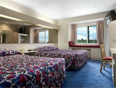 Queen Room with Two Queen Beds - Non-Smoking - Photo 1