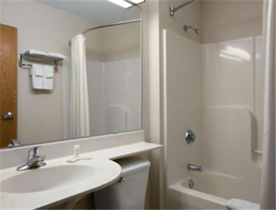 Queen Room with Two Queen Beds - Non-Smoking - Photo 10