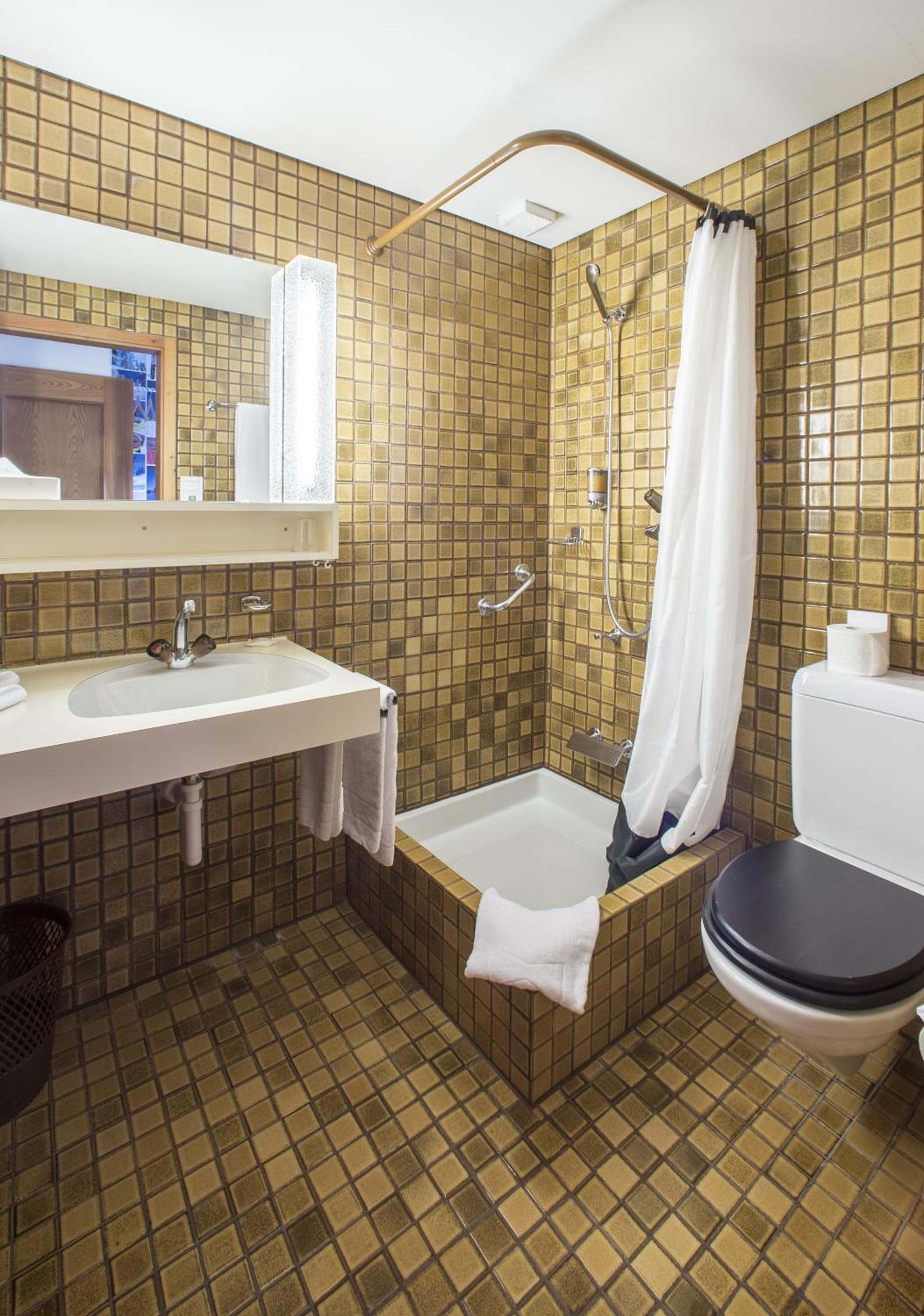 Double Room with Balcony - Photo 8