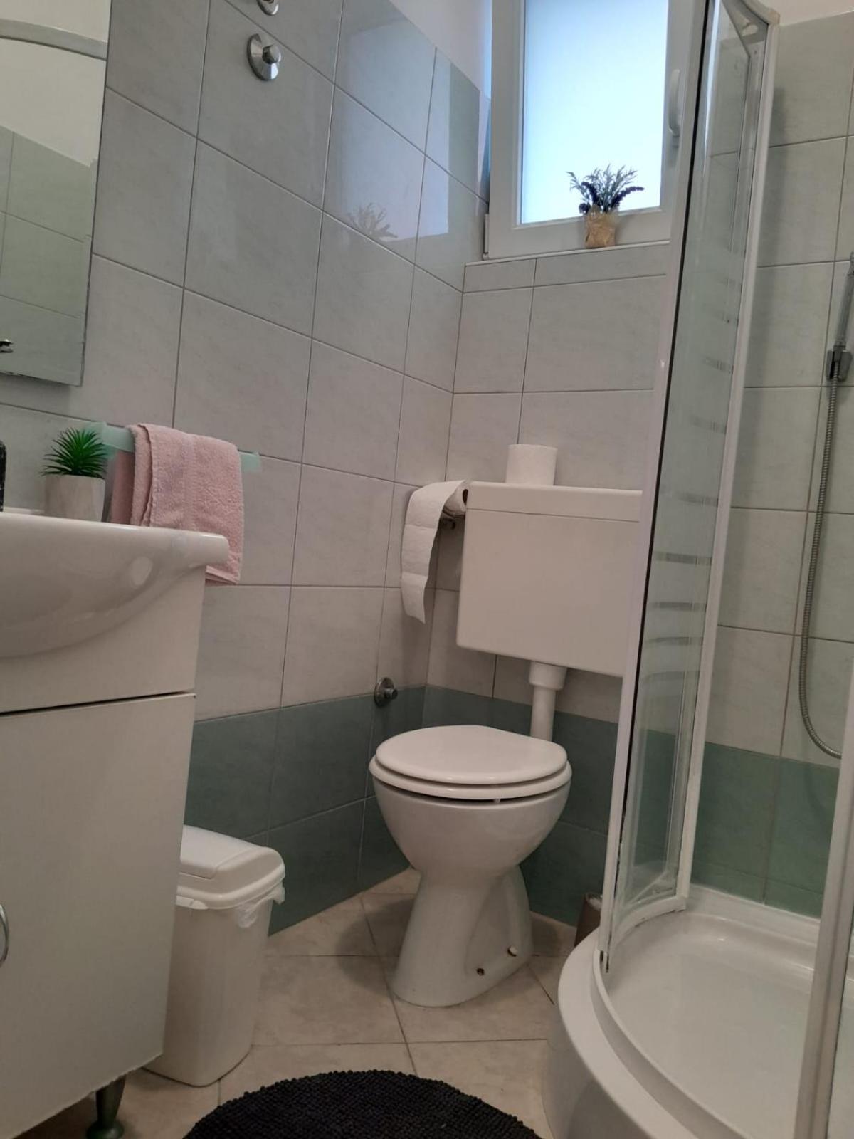 Studio Apartment - Photo 18