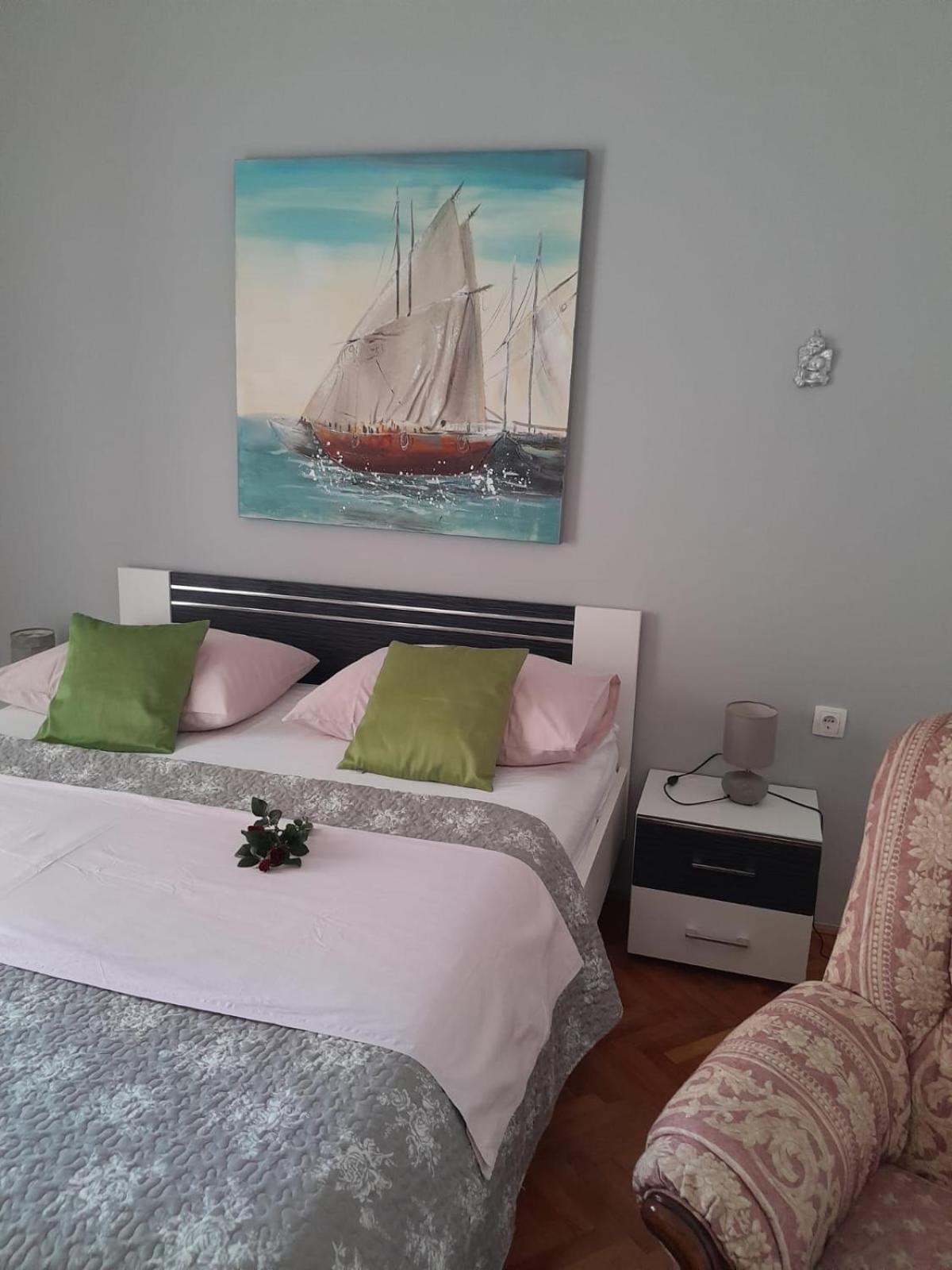 Studio Apartment - Photo 1