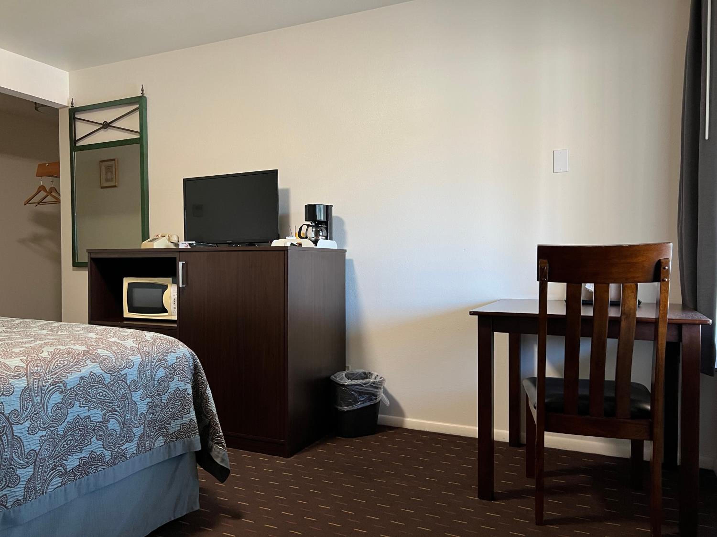 Deluxe Queen Room - No Pets, photo 7
