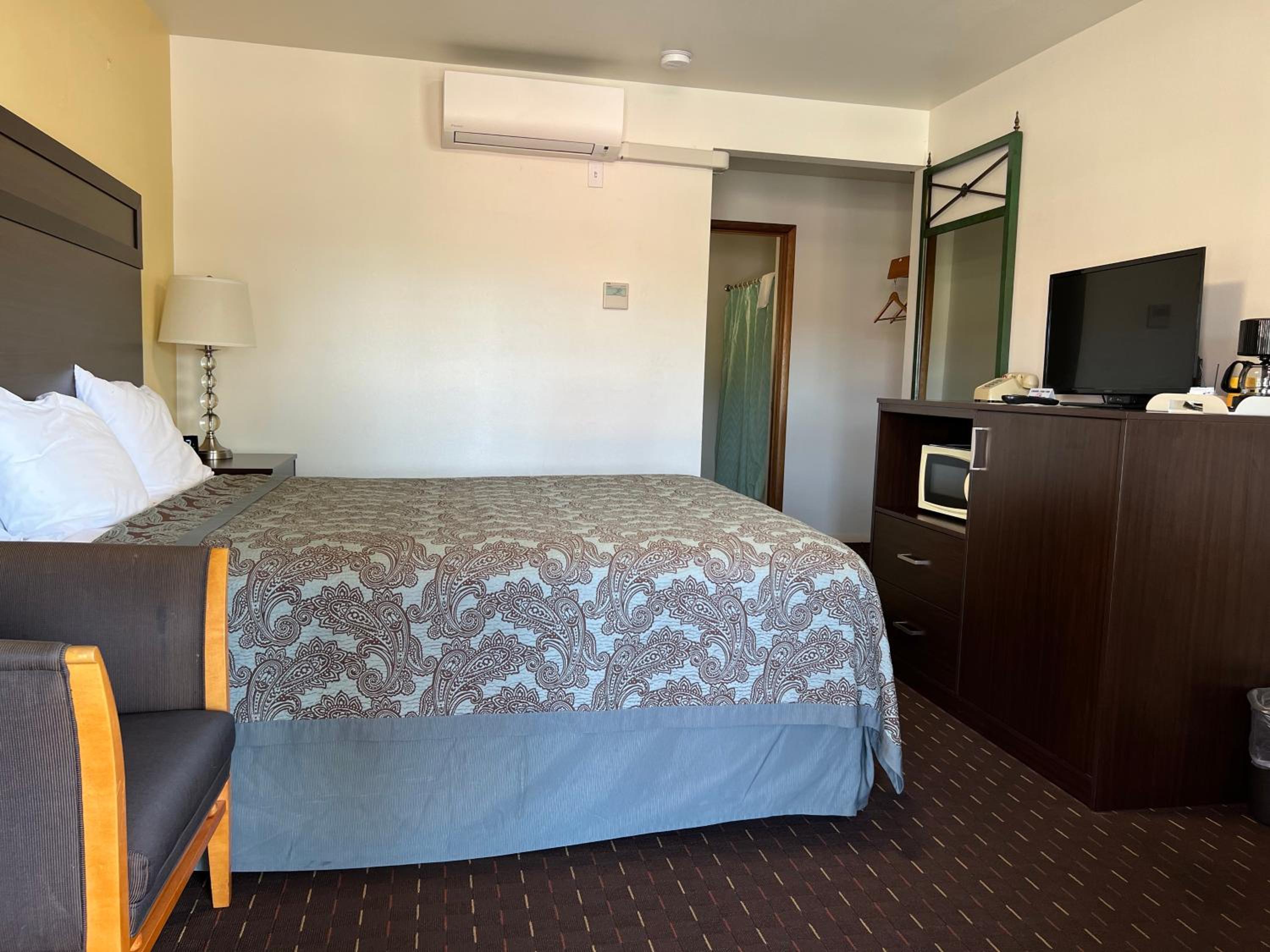 Deluxe Queen Room - No Pets photo 1