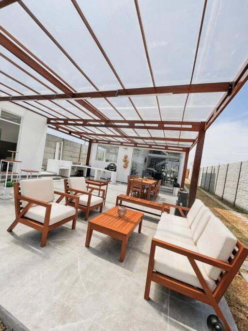 Six-Bedroom House photo 2