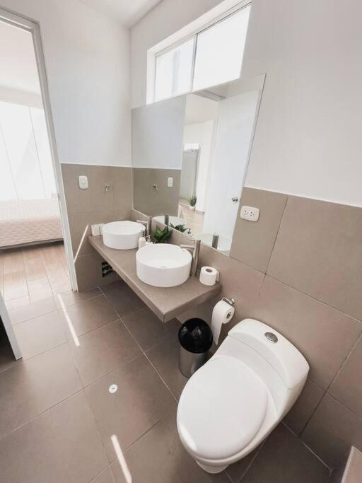 Six-Bedroom House photo 3