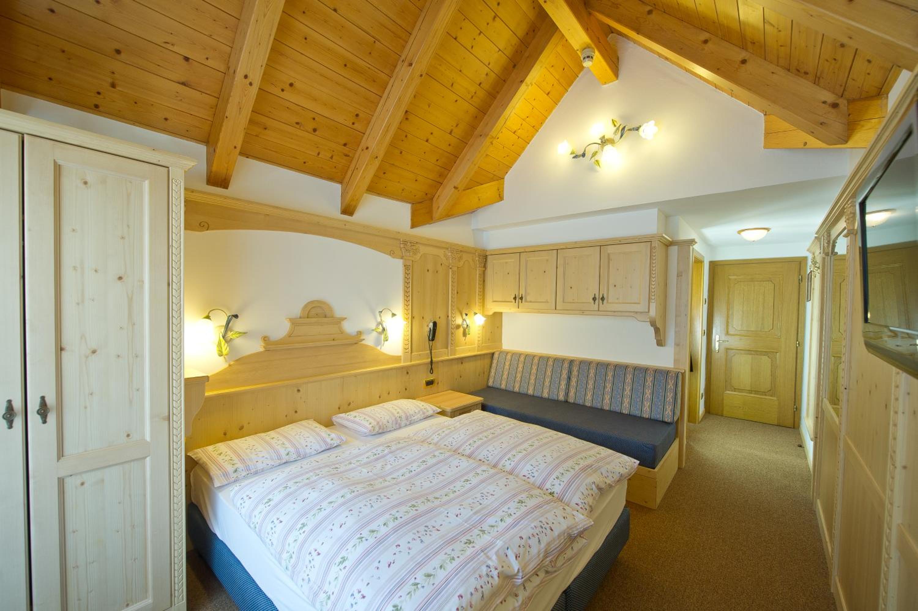 Double or Twin Room with Mountain View - Photo 3