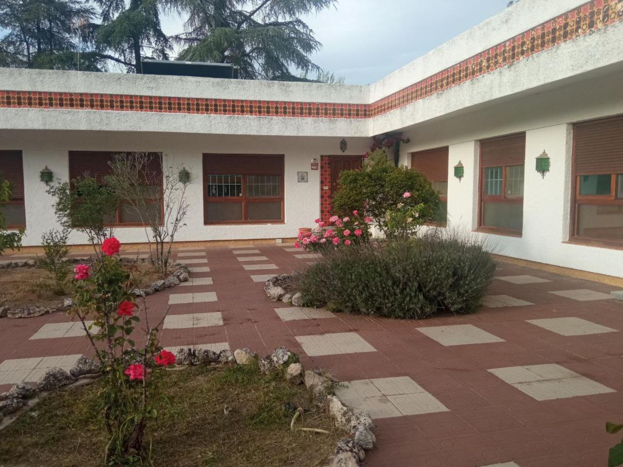 Seven-Bedroom House photo 2