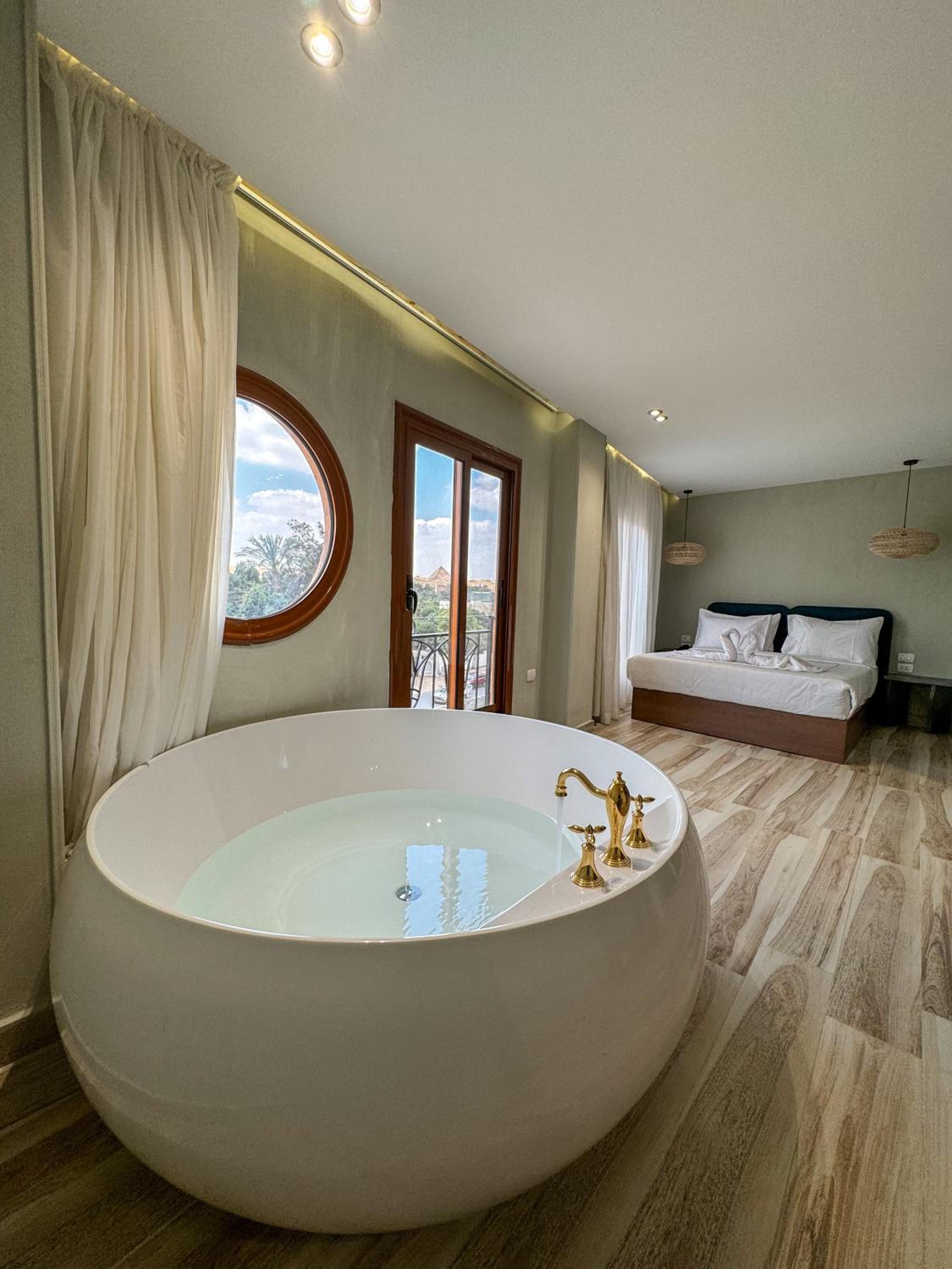 Executive Suite with bathtub pyramids view