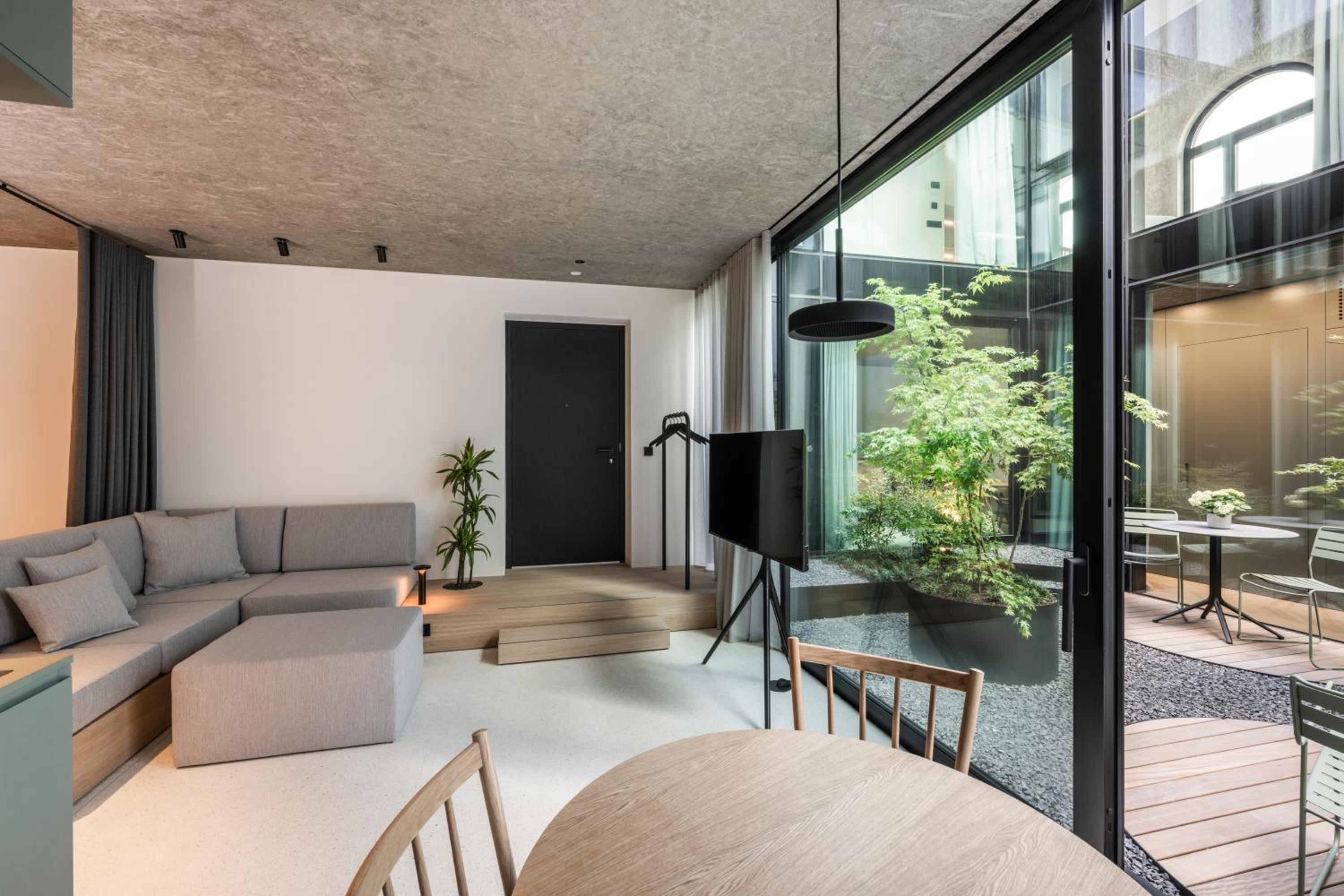 One-Bedroom Apartment with Garden photo 1