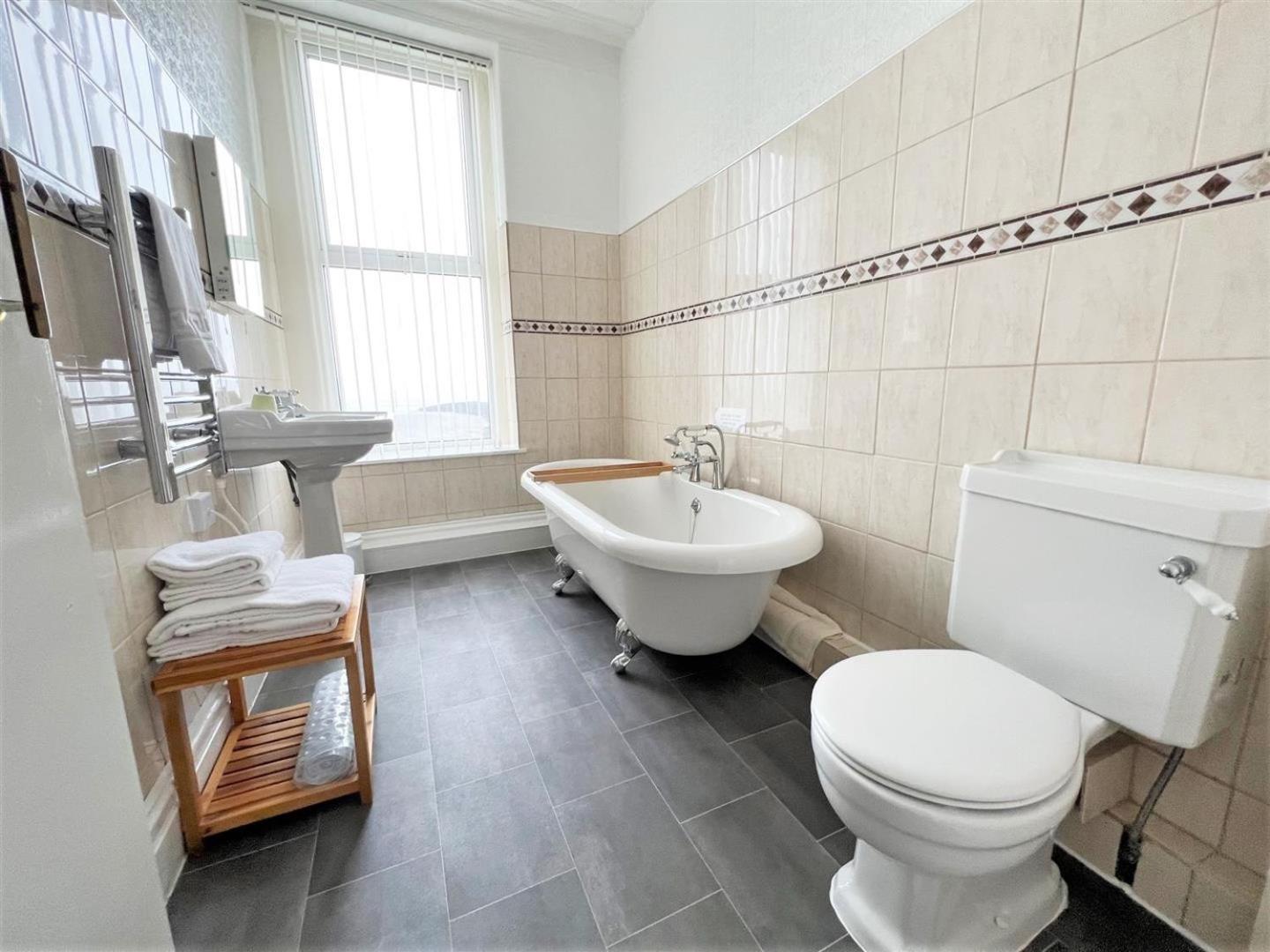 Premium Double Room with Sea View and Bath - First Floor photo 2