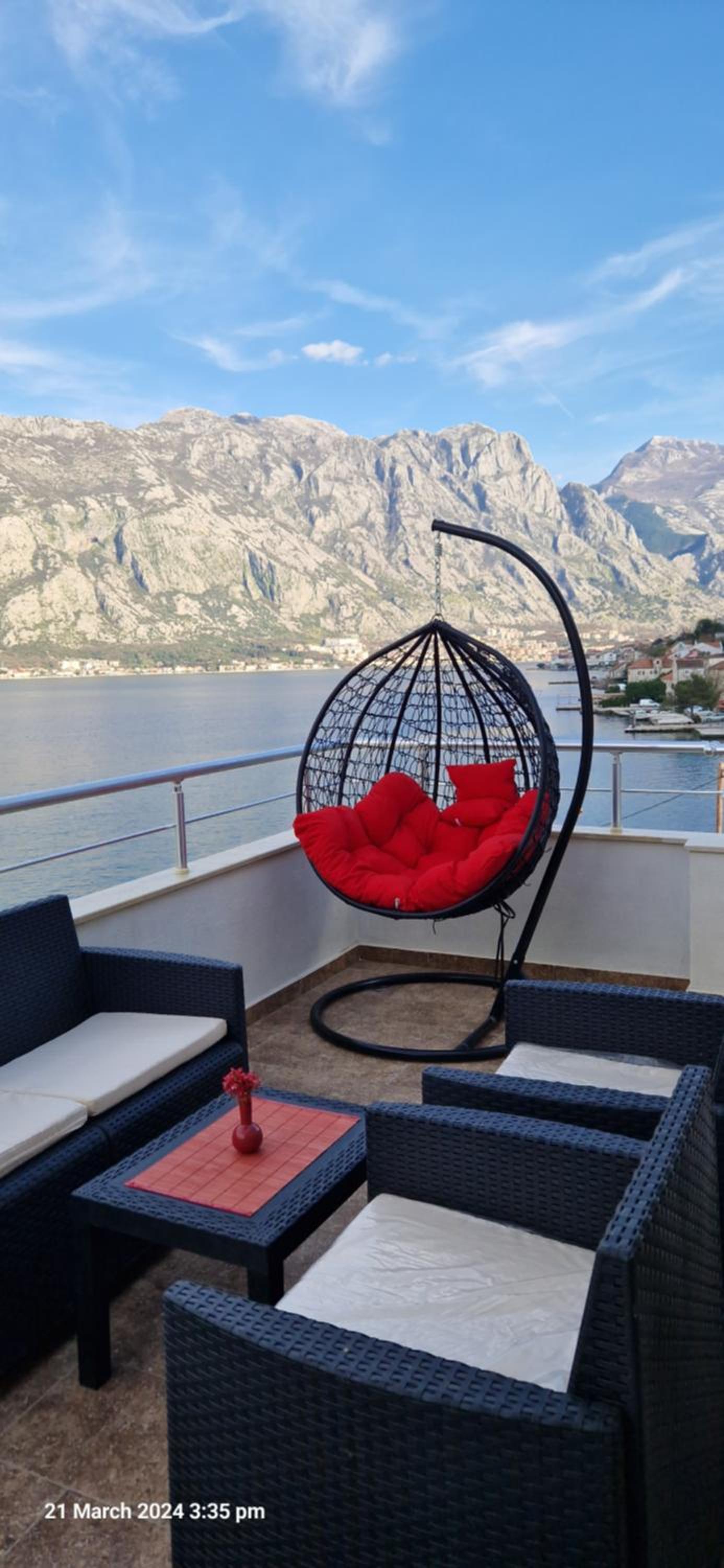One-Bedroom Apartment with Sea View and Balcony