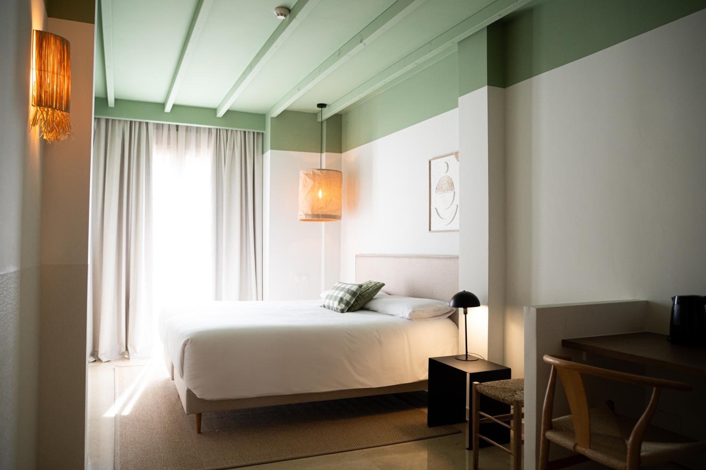 Double Room with Balcony - Photo 2
