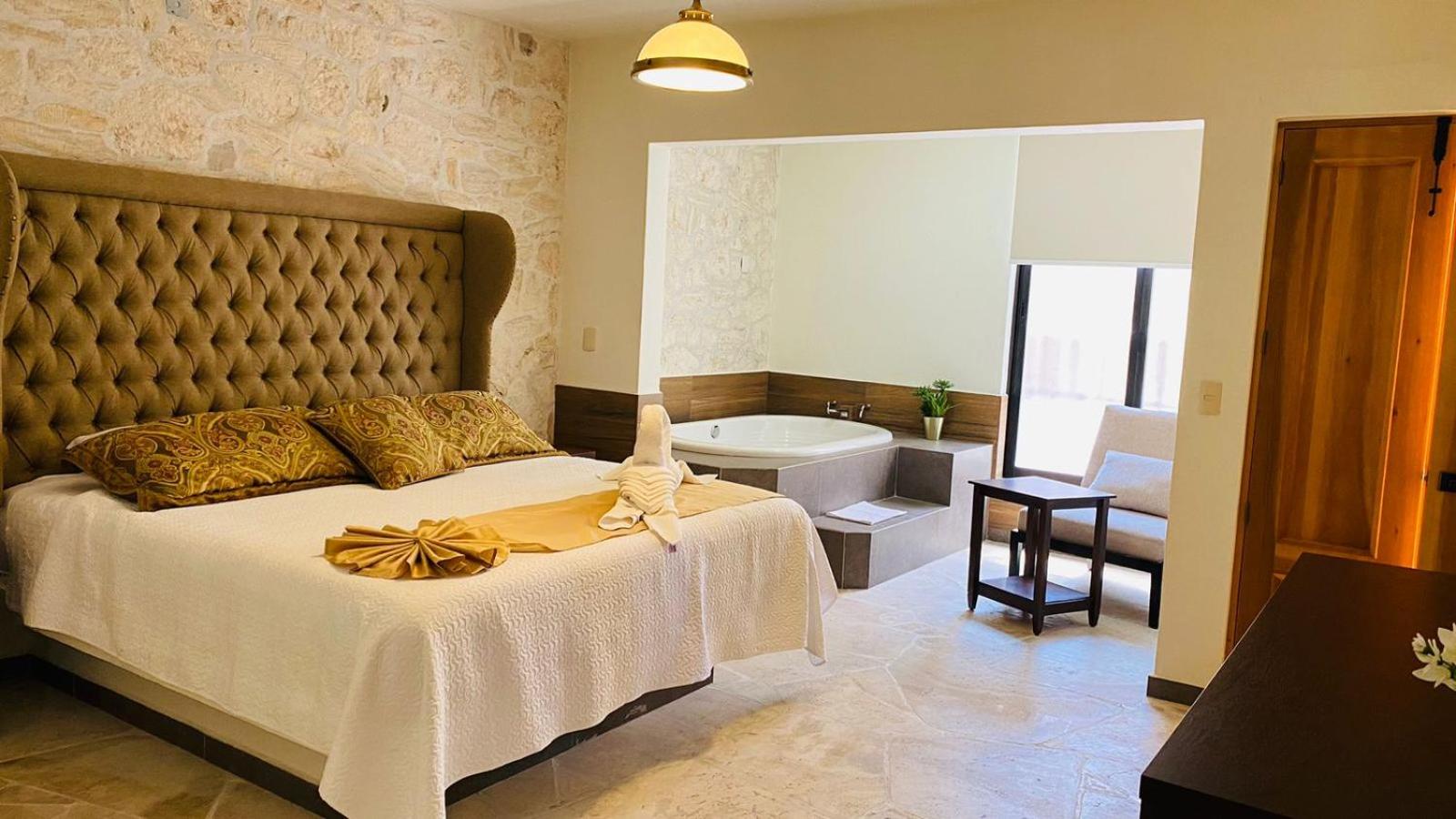 Deluxe Suite with Spa Bath photo 2