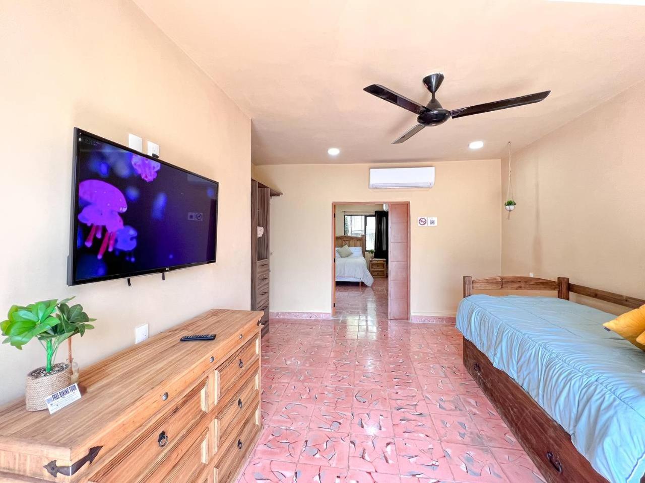 Five-Bedroom House photo 3