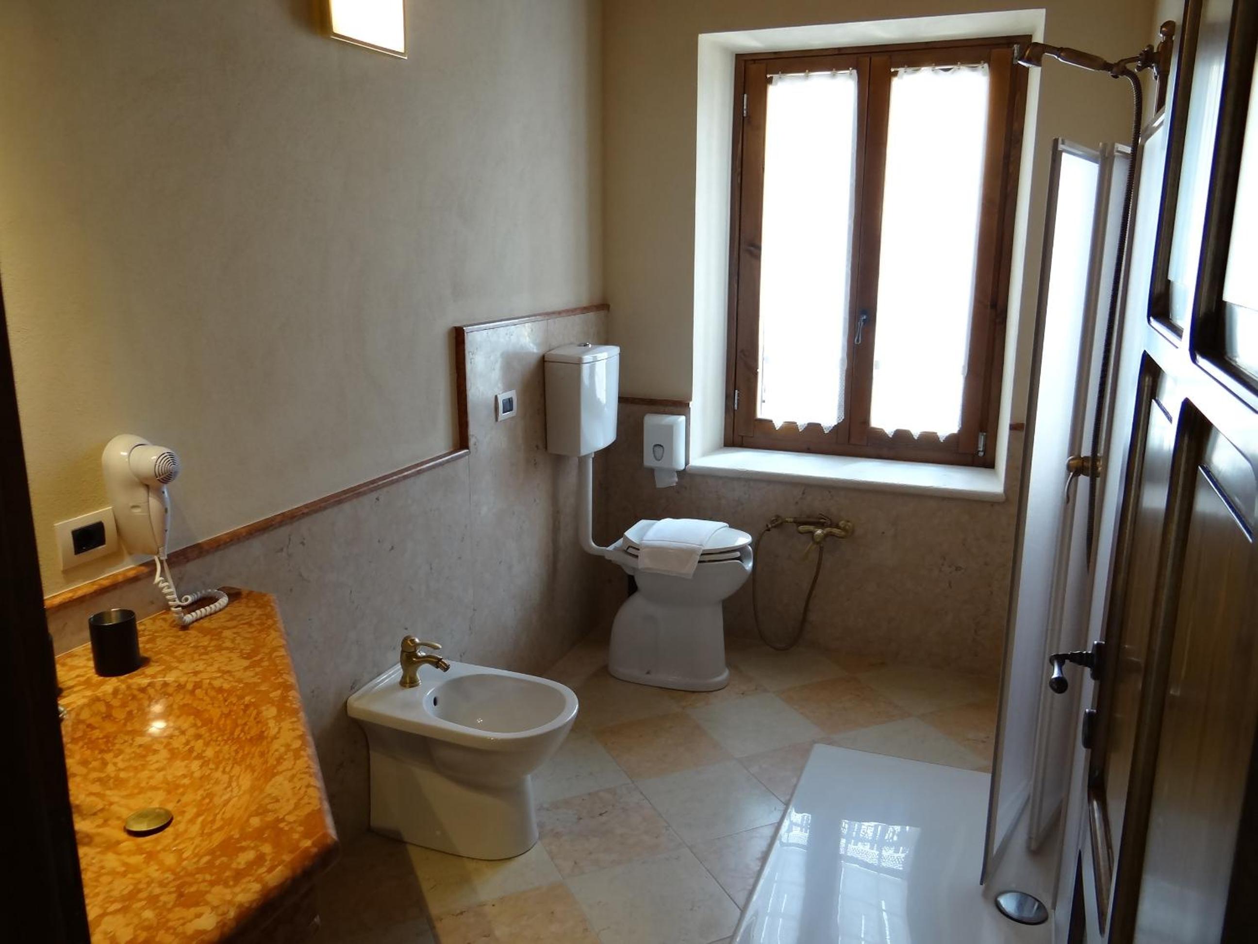King Room with Roll-In Shower - Disability Access photo 3