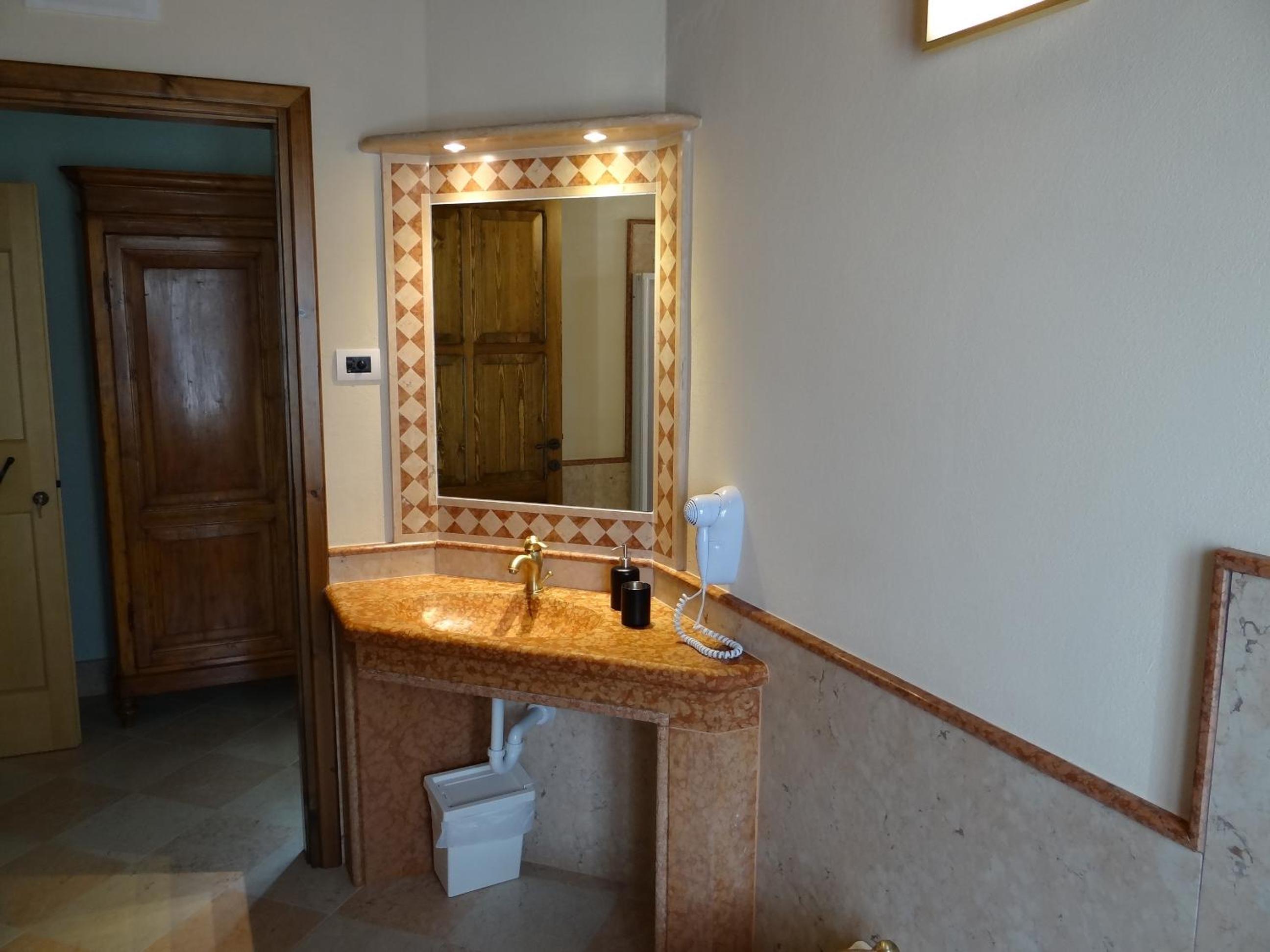 King Room with Roll-In Shower - Disability Access photo 2