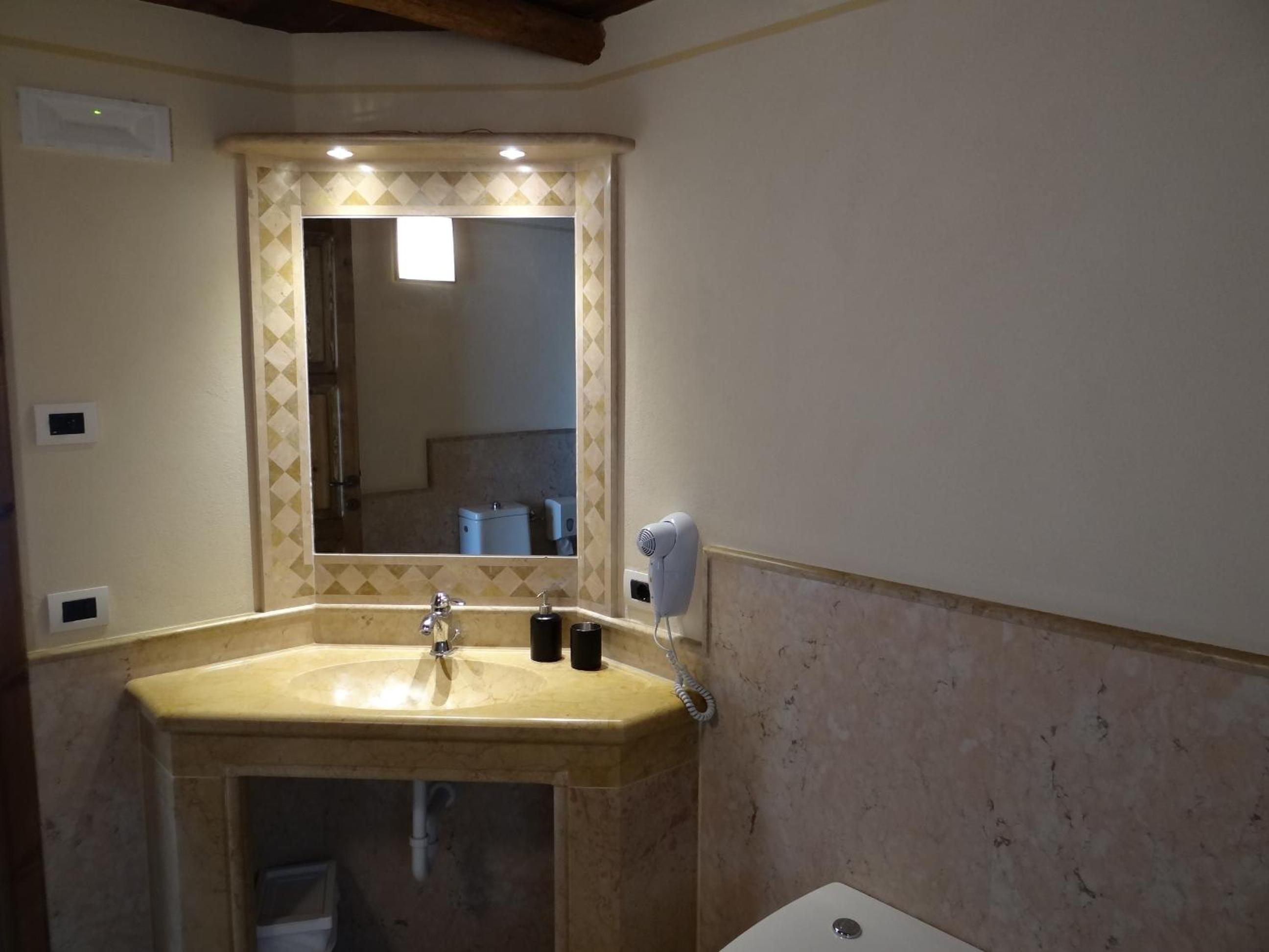 King Room with Spa Bath - Photo 3