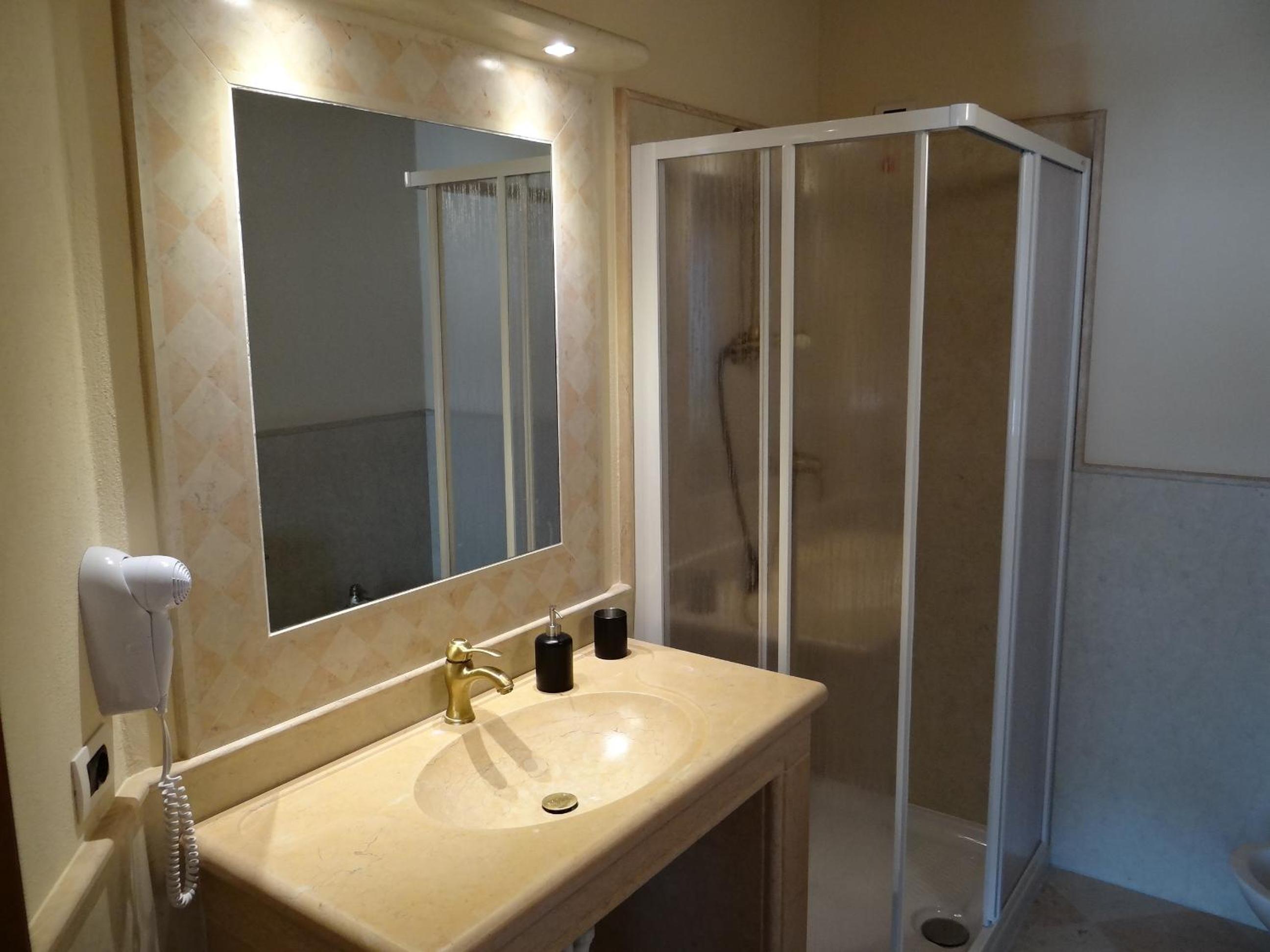 Triple Room with Private Bathroom - Photo 2