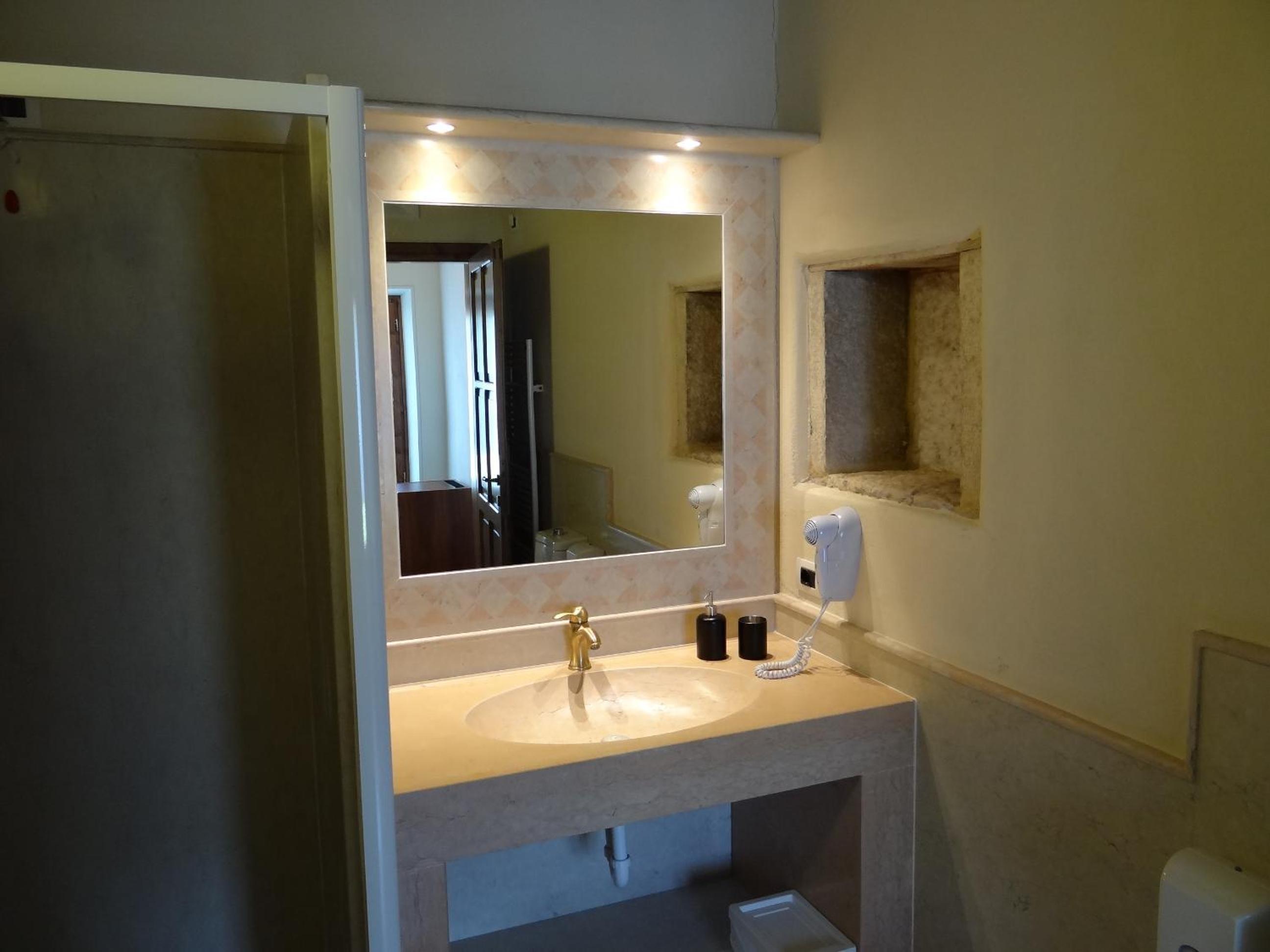 Double Room with Private Bathroom - Photo 2