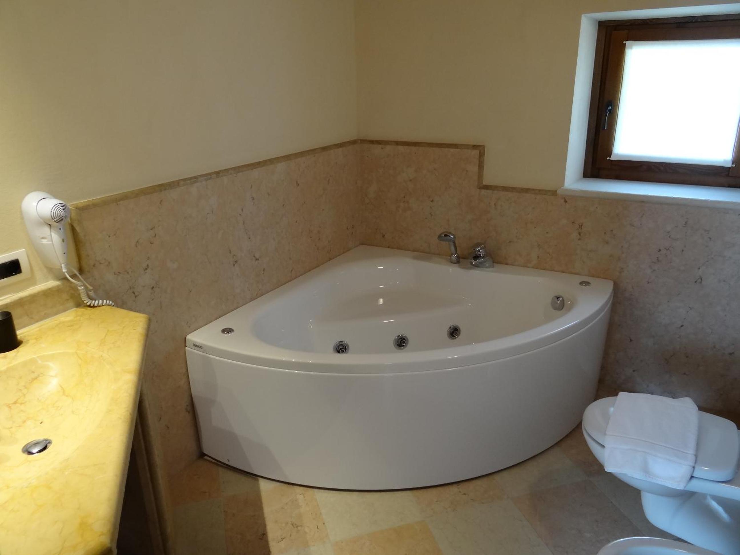 King Room with Spa Bath - Photo 4