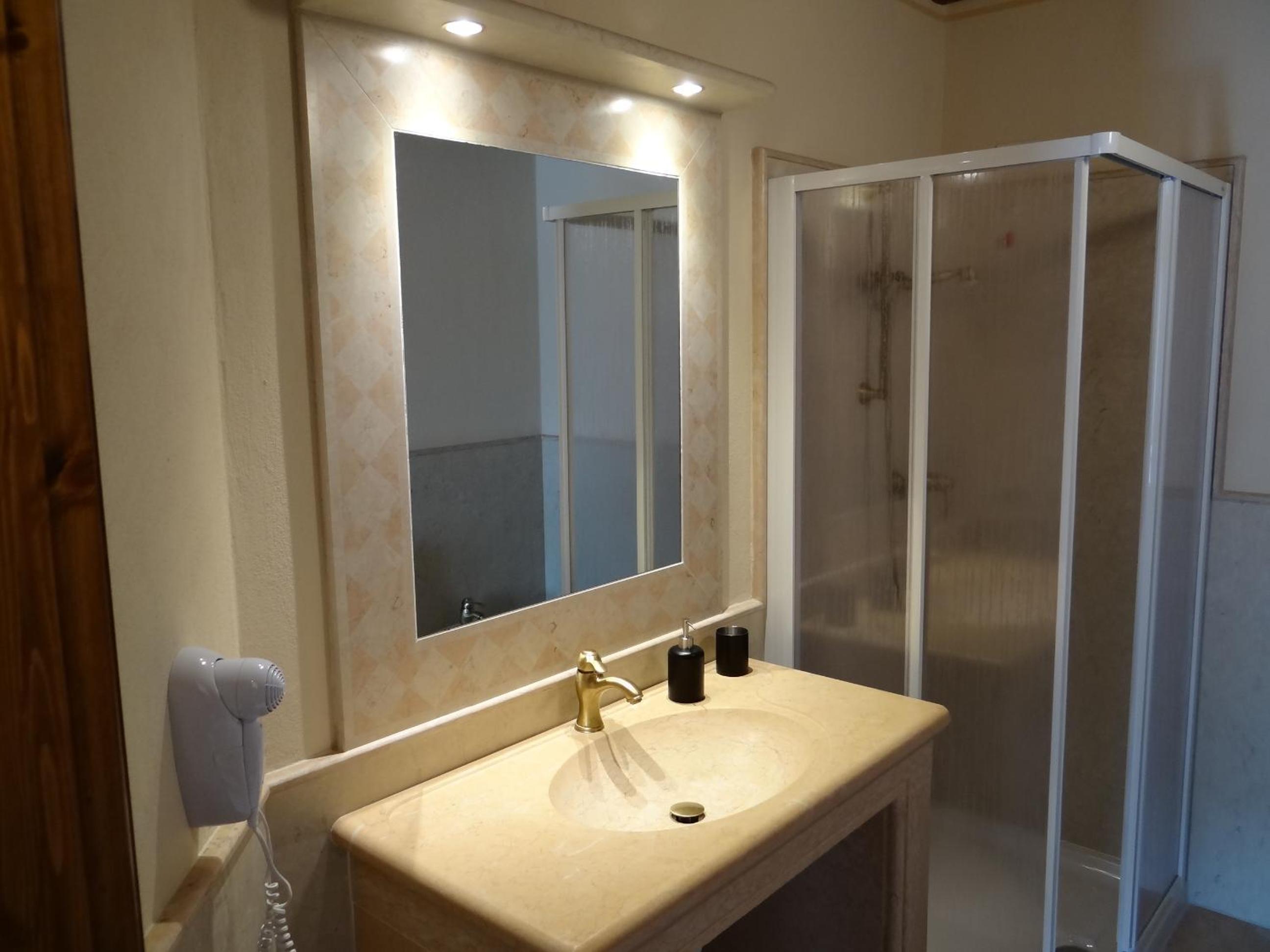 Triple Room with Private Bathroom - Photo 5
