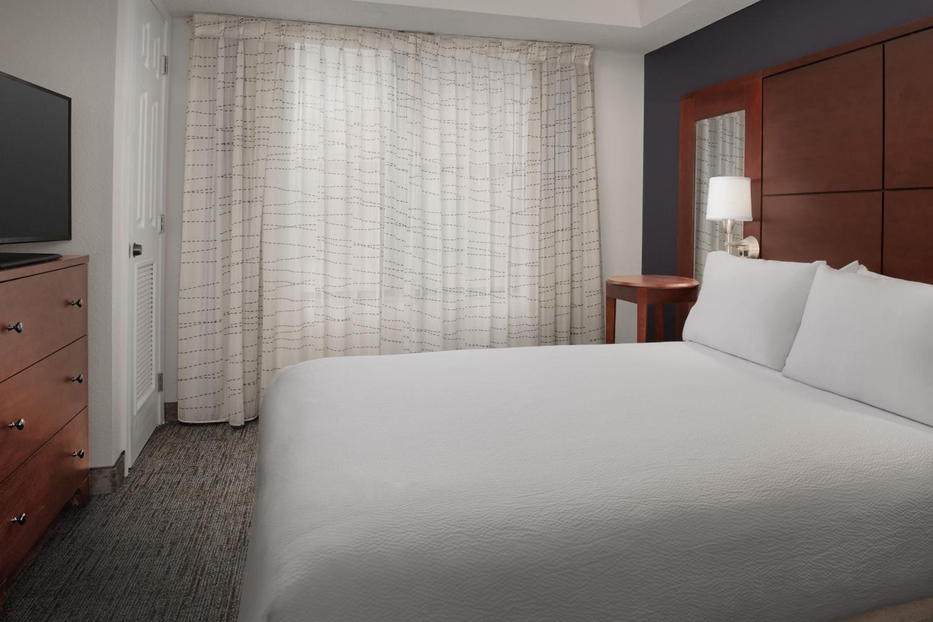 One-Bedroom Suite with Sofa Bed - Photo 3